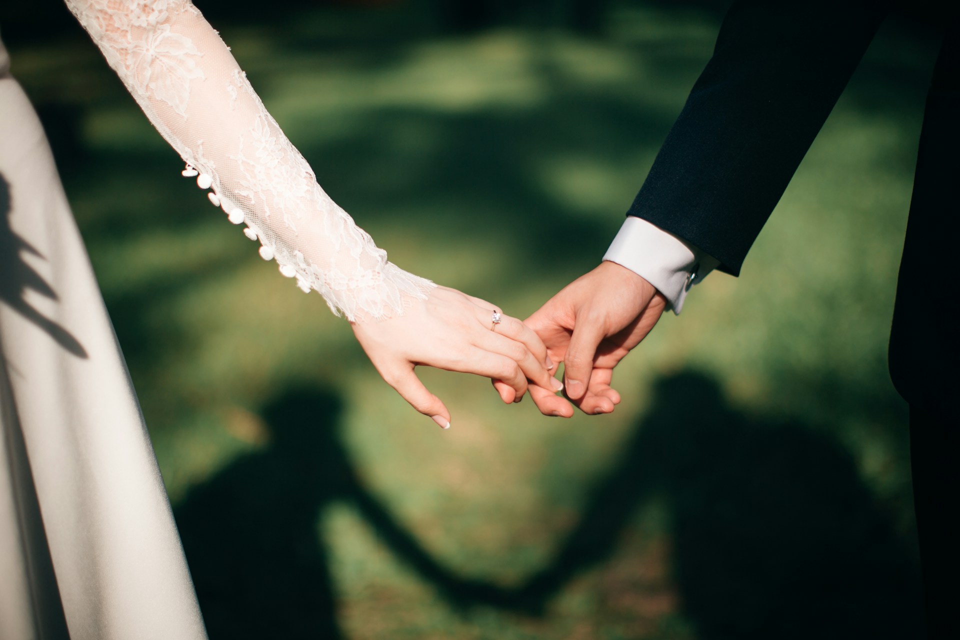 Un couple se tenant par la main le jour de leur mariage | Source : Unsplash