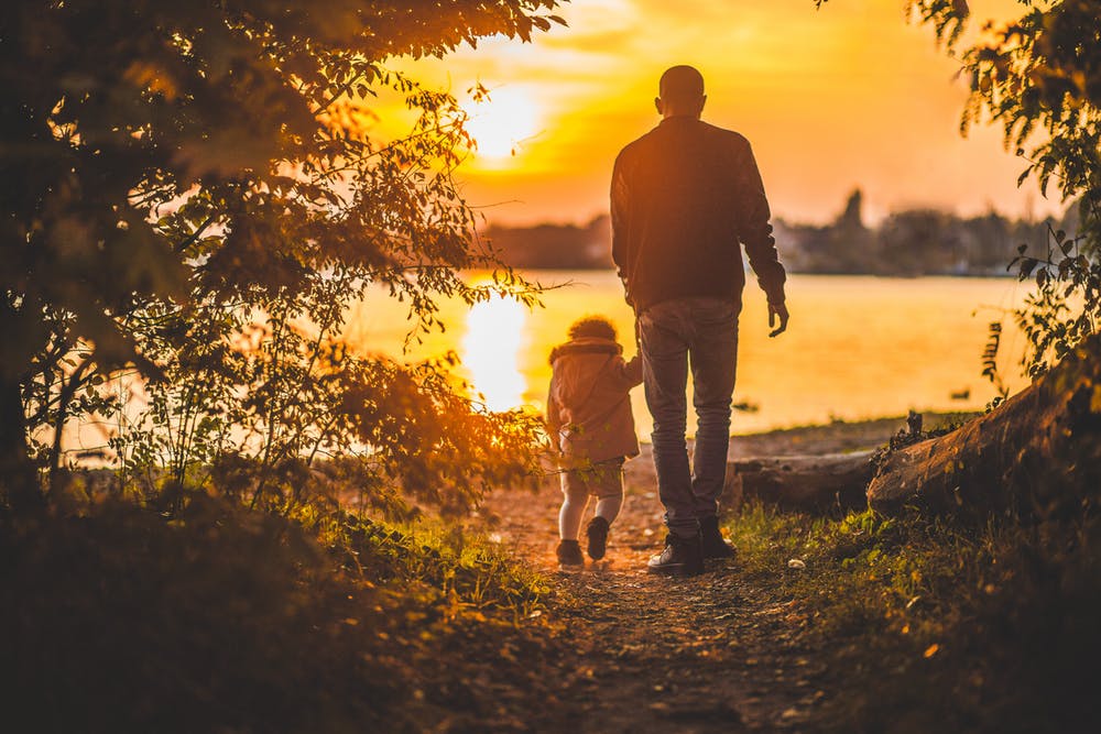 Un père se promenant avec son fils. l Source: Pexels