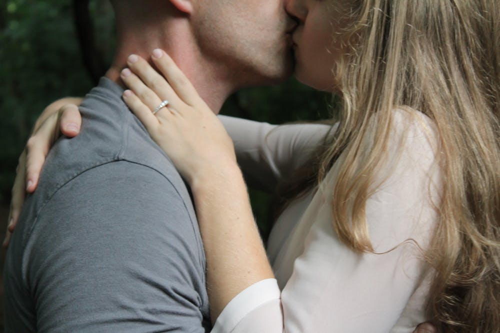 Un omme et une femme s'embrassent. | Photo: Pexels