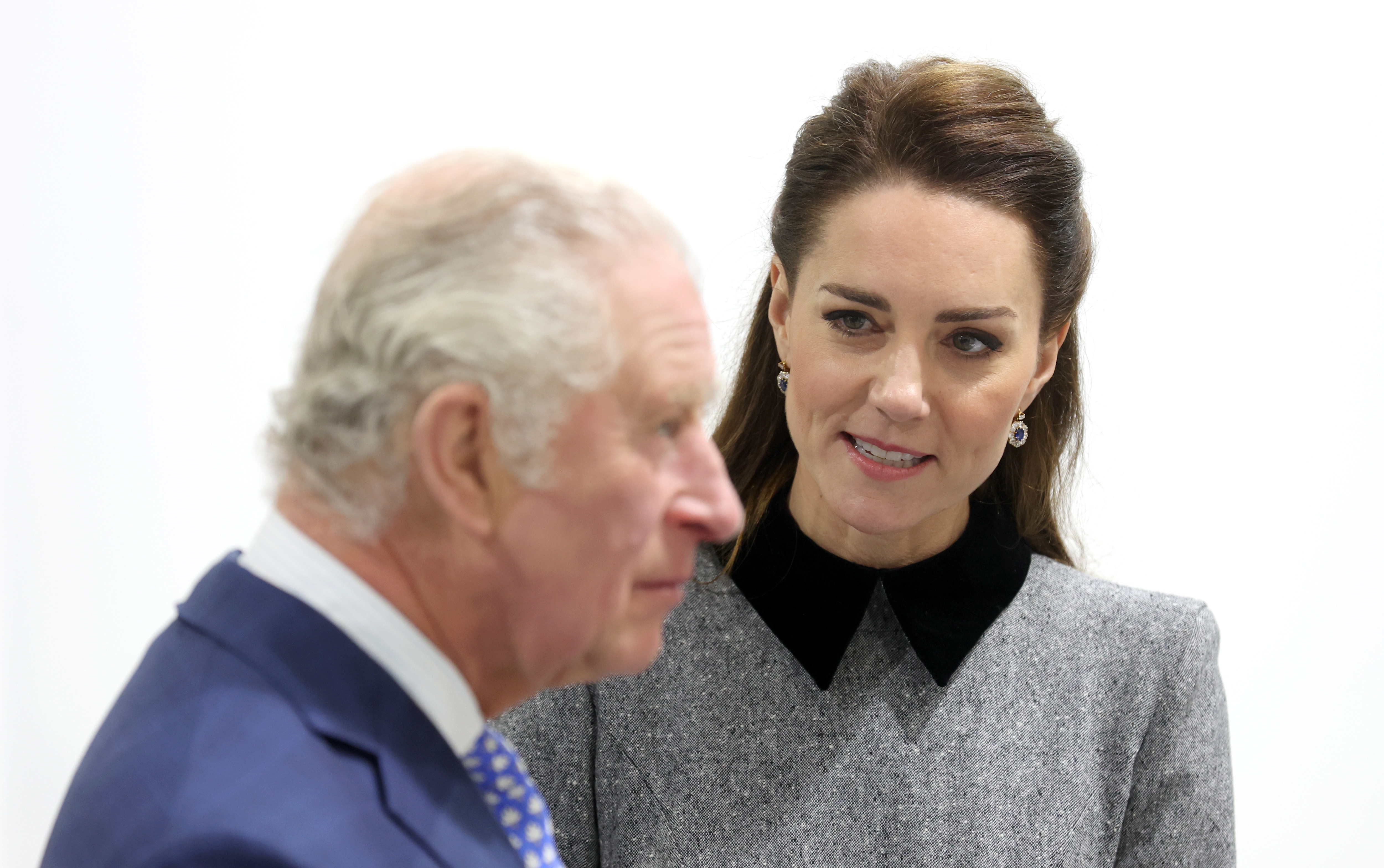 Le roi Charles III et la princesse de Galles Kate Middleton lors de leur visite d'un site de formation aux arts et à la culture à Londres, en Angleterre, le 3 février 2022. | Source : Getty Images