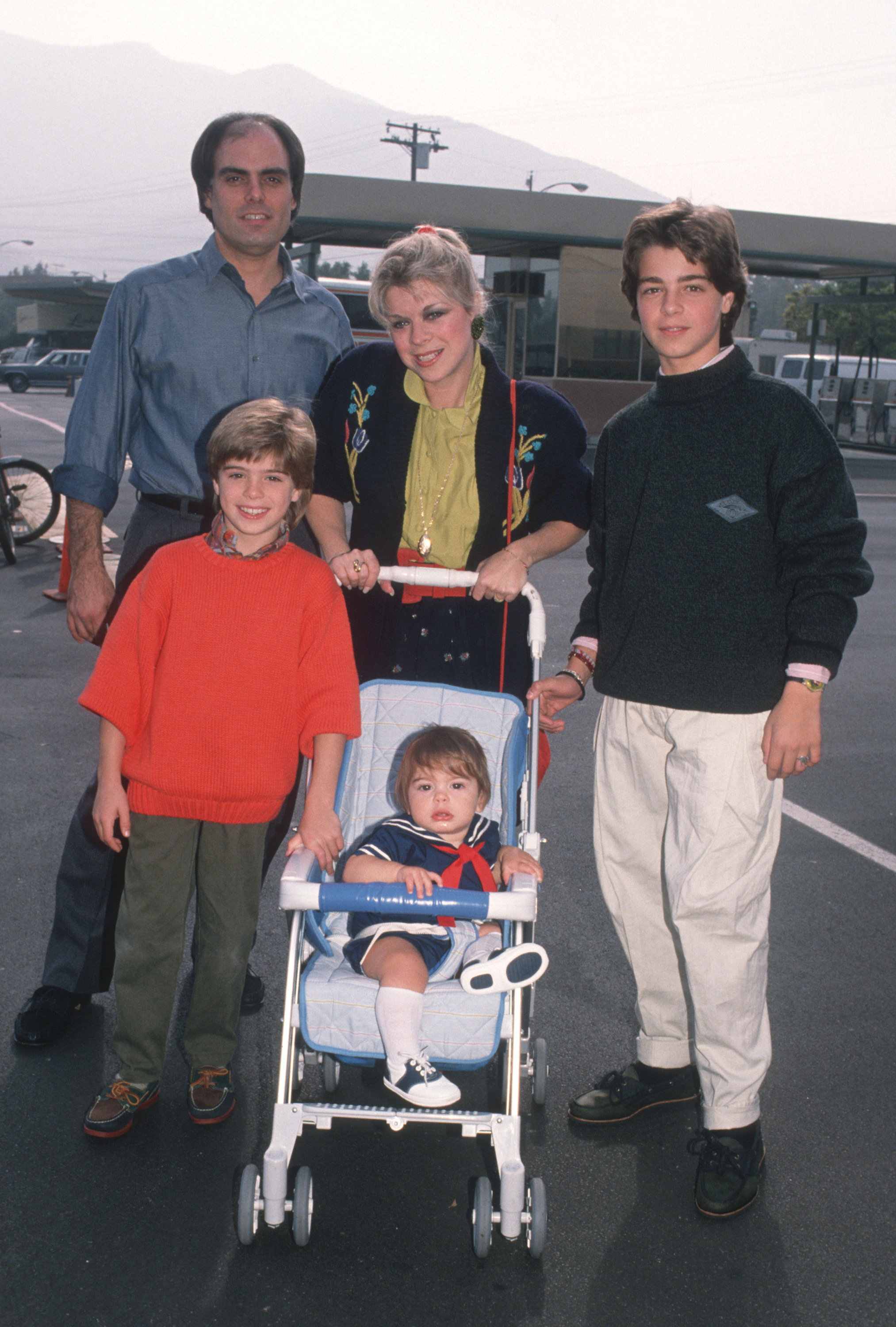 Joe, Matthew, Andrew, Donna et Joey Lawrence ont assisté à la première du film "Oliver &amp; Company" à Los Angeles en 1988 : Getty Images