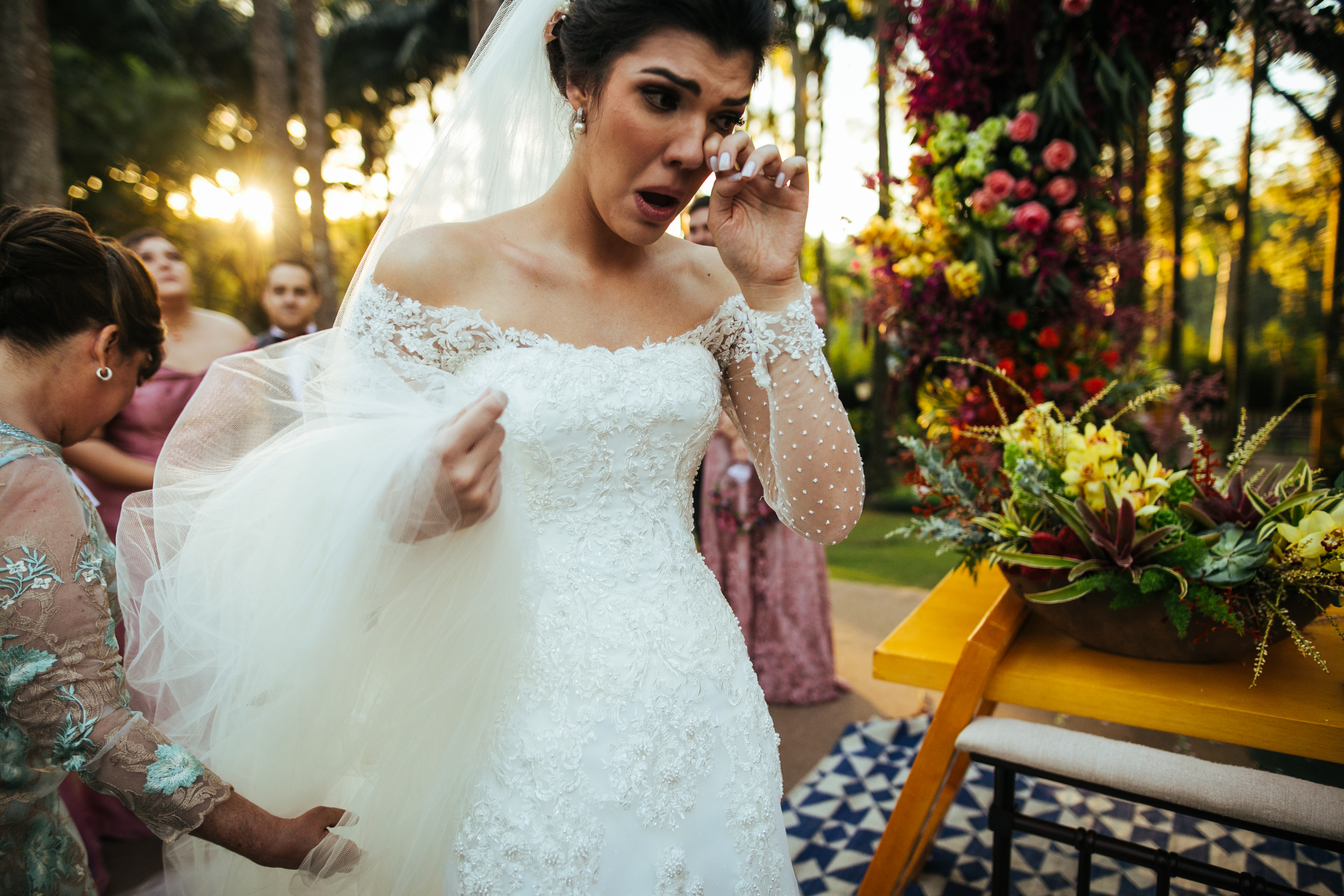 Une mariée qui pleure devant l'autel | Source : Getty Images
