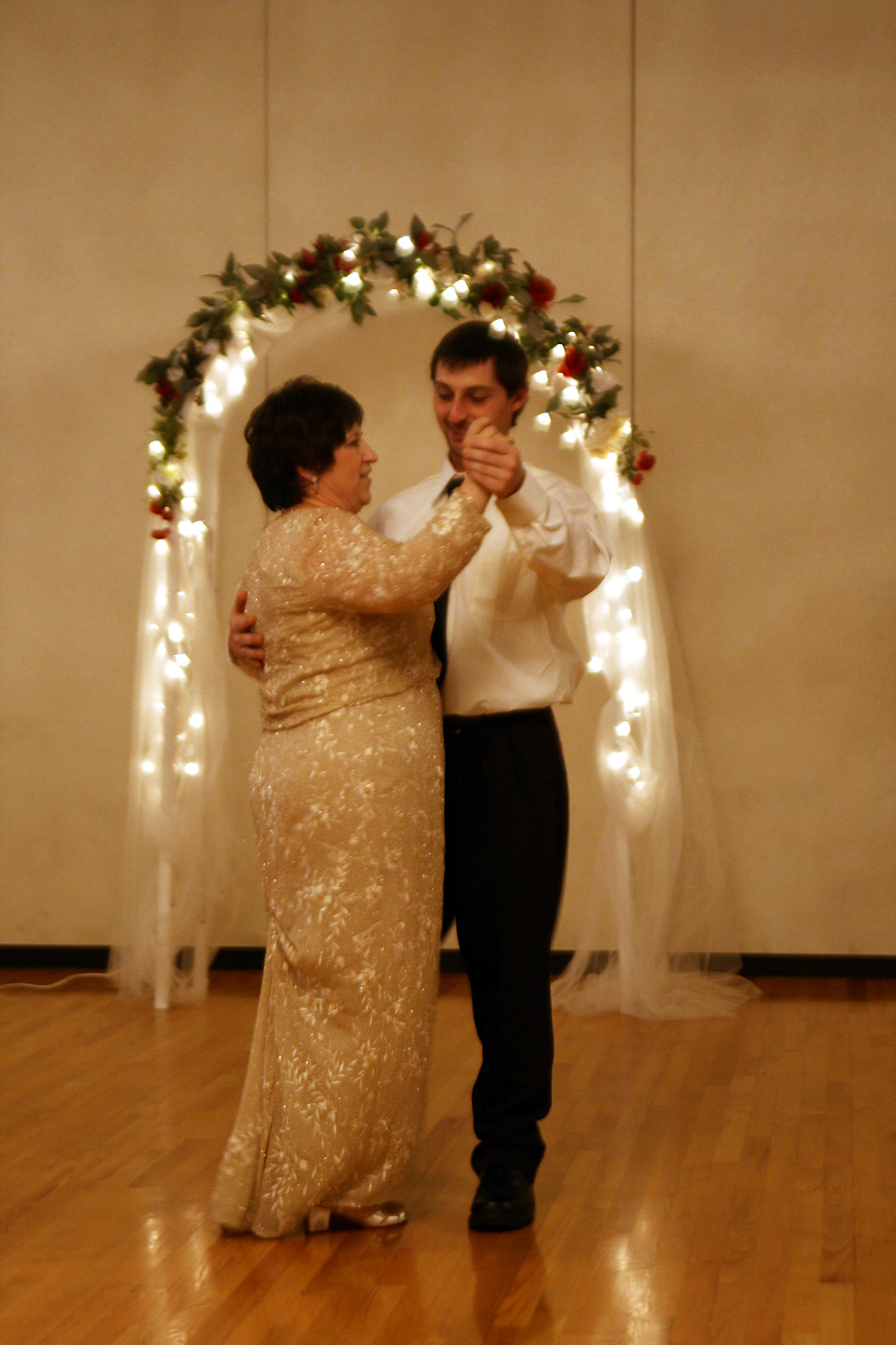 Un fils partageant une danse avec sa mère lors de son mariage | Source: Flickr