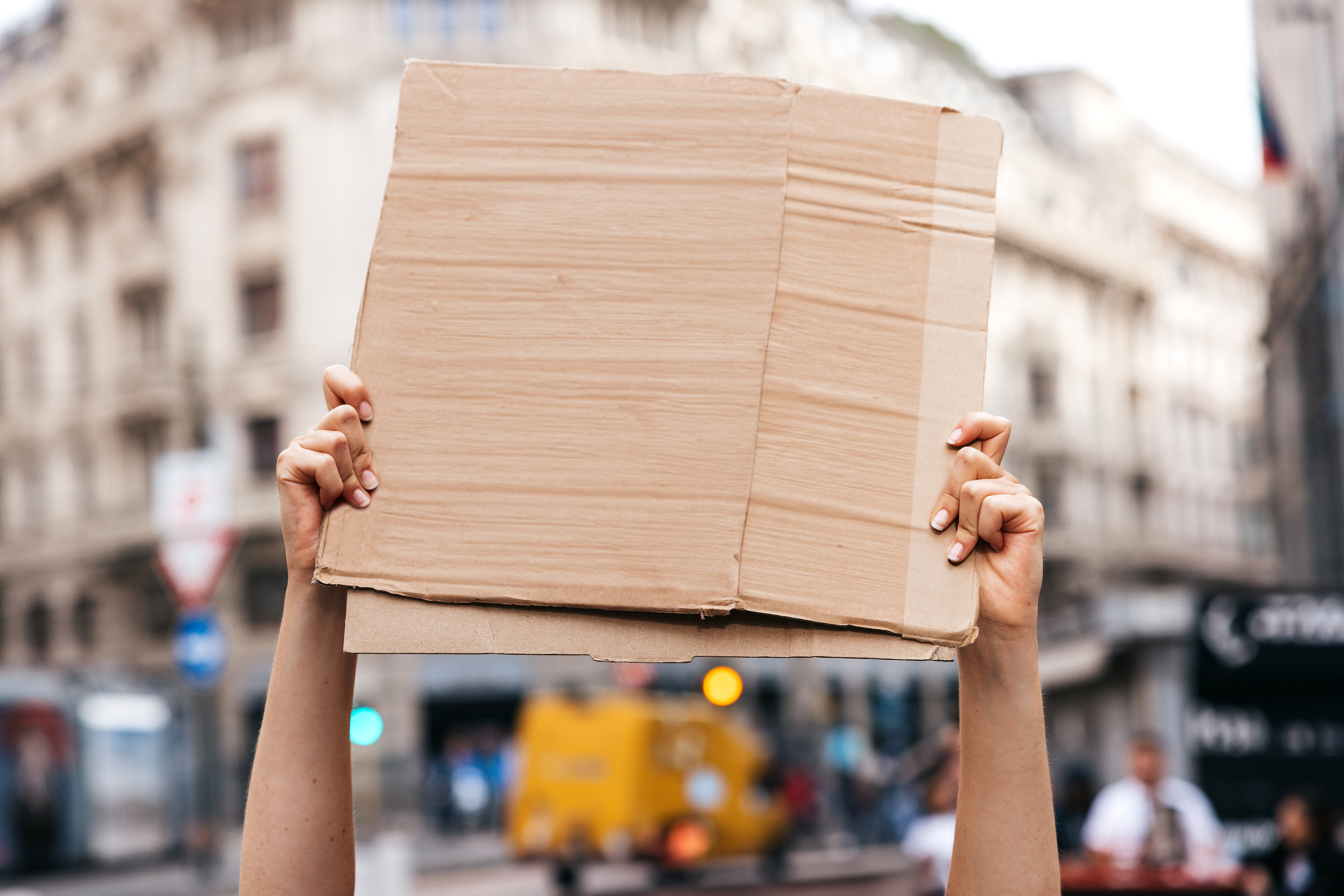 Une femme tenant une pancarte | Source : Getty Images