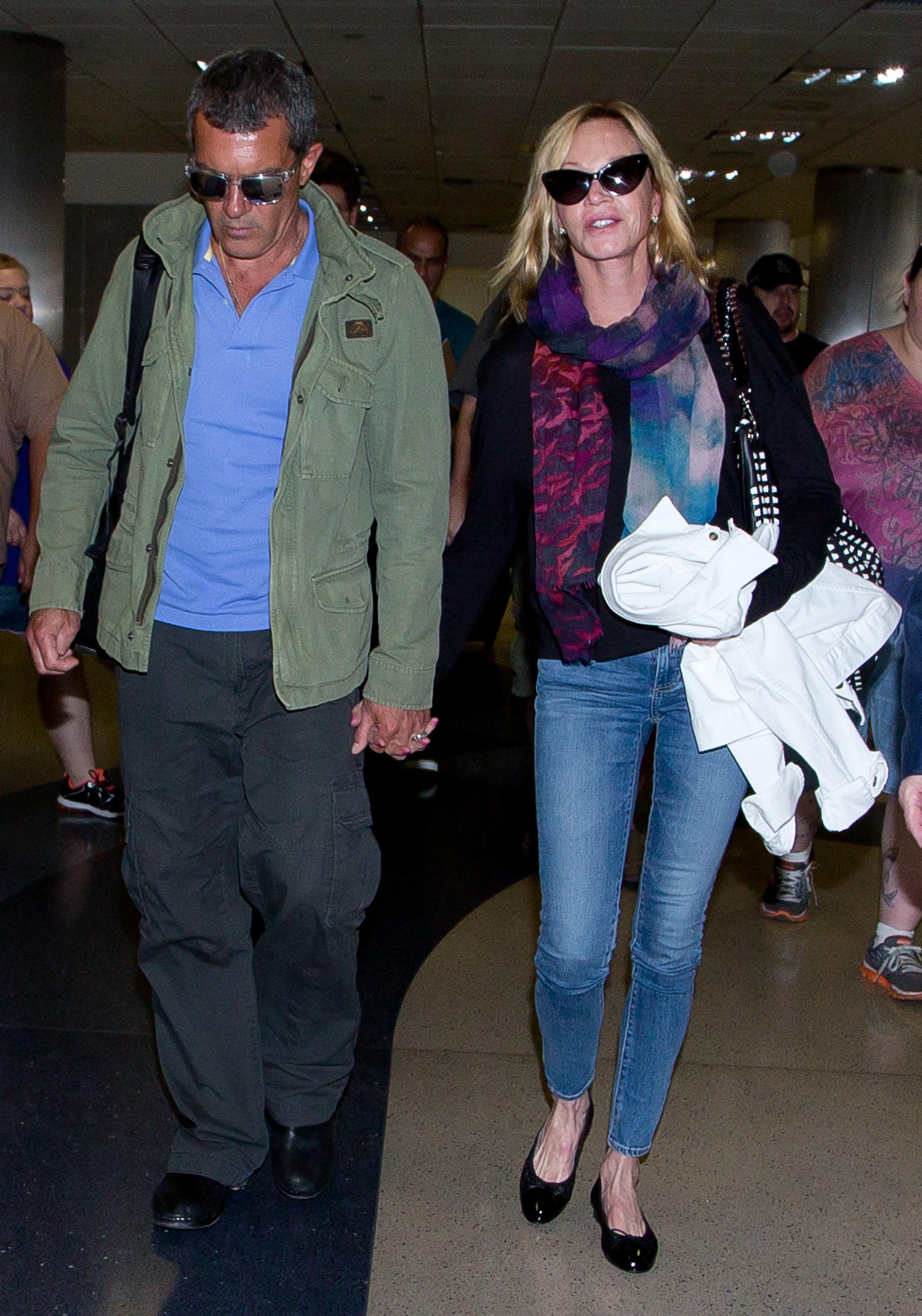 Antonio Banderas et Melanie Griffith repérés à l'aéroport LAX le 16 mars 2014, à Los Angeles, en Californie. | Source : Getty Images