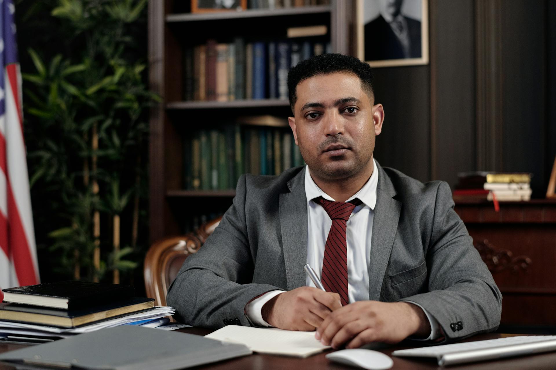 Un avocat dans son bureau | Source : Pexels