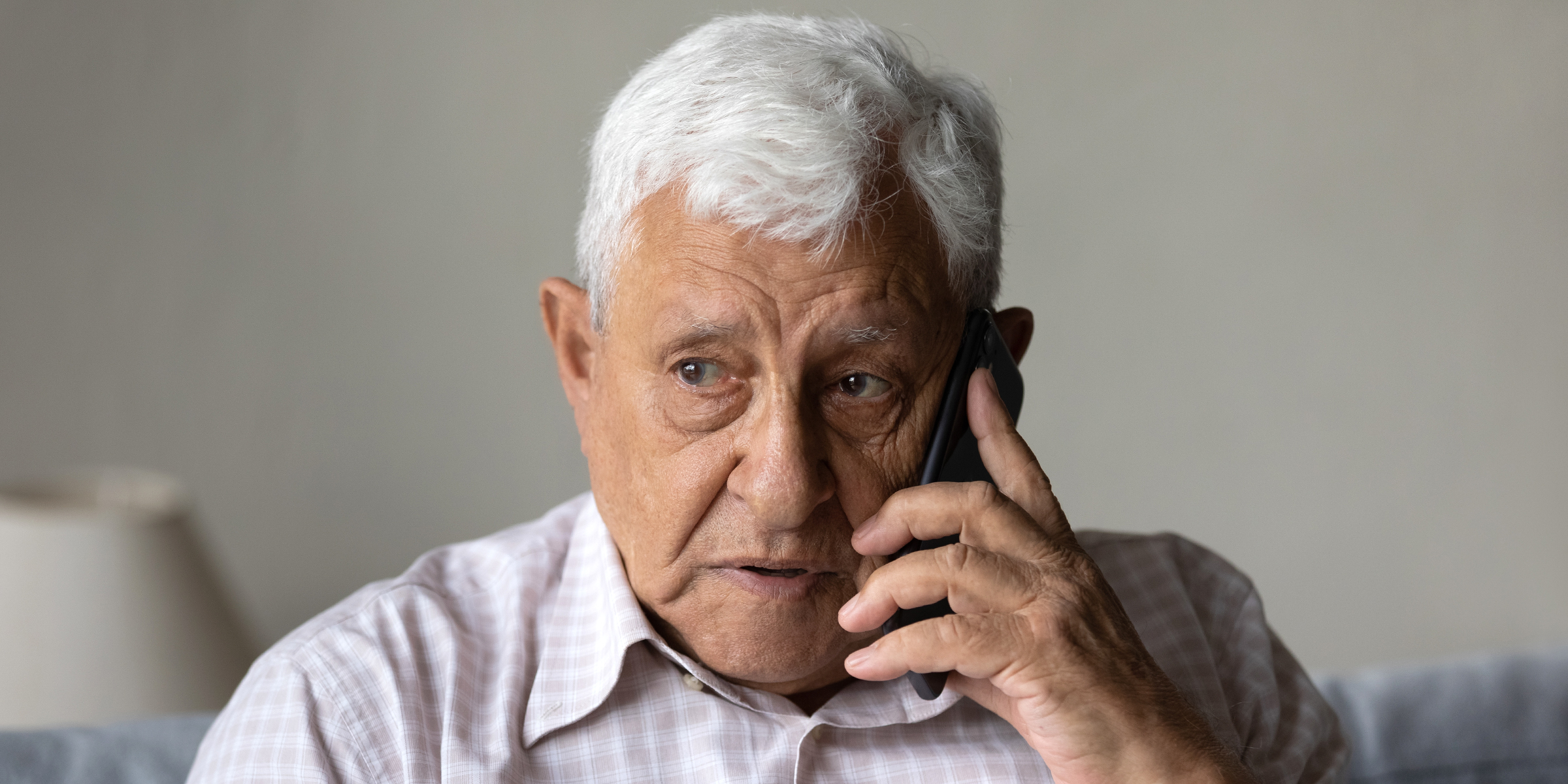 Un homme âgé qui parle au téléphone | Source : Shutterstock