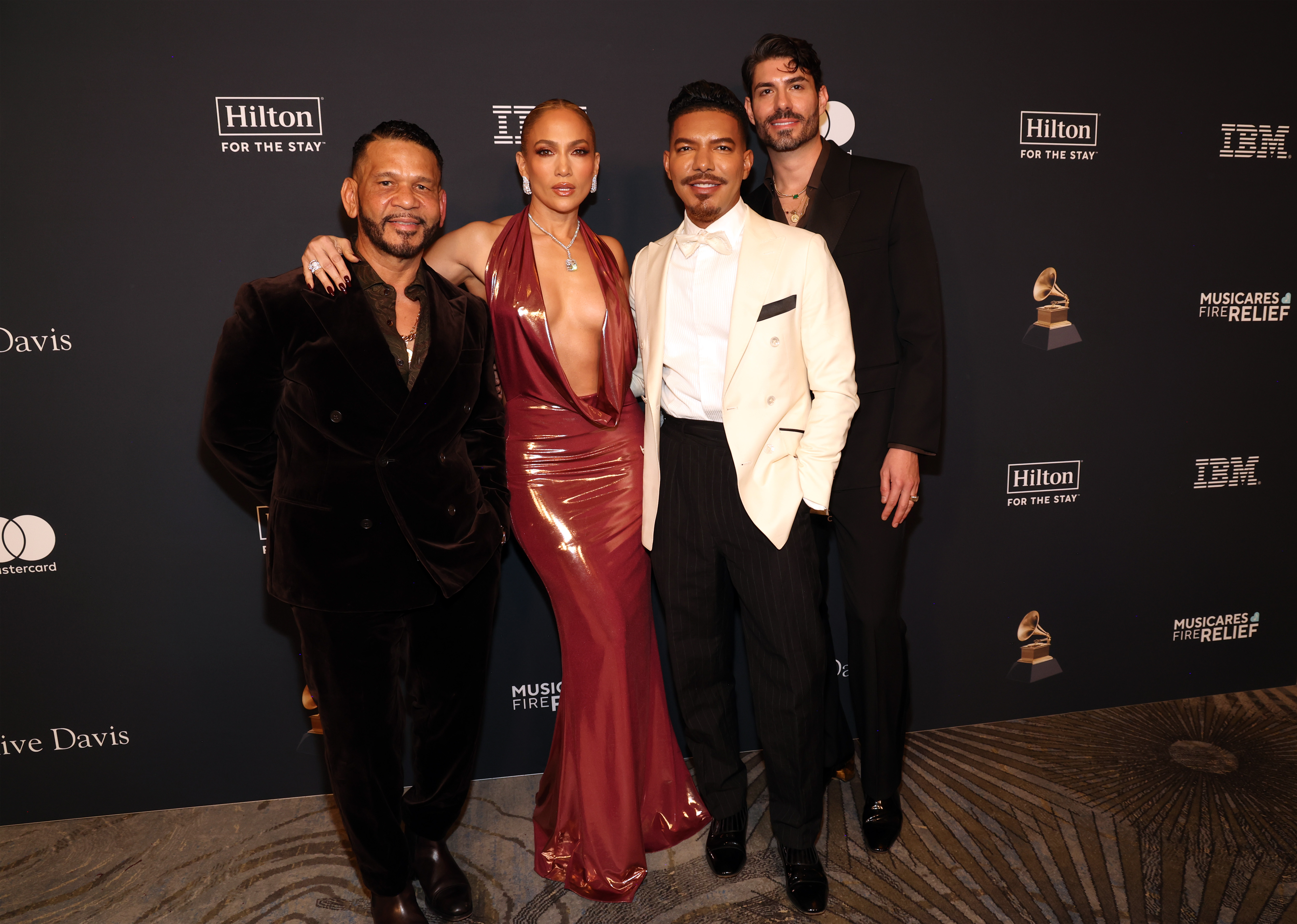 Benny Medina et Jennifer Lopez posant avec deux autres participants au 67e gala annuel de pré-Grammy Awards. | Source : Getty Images