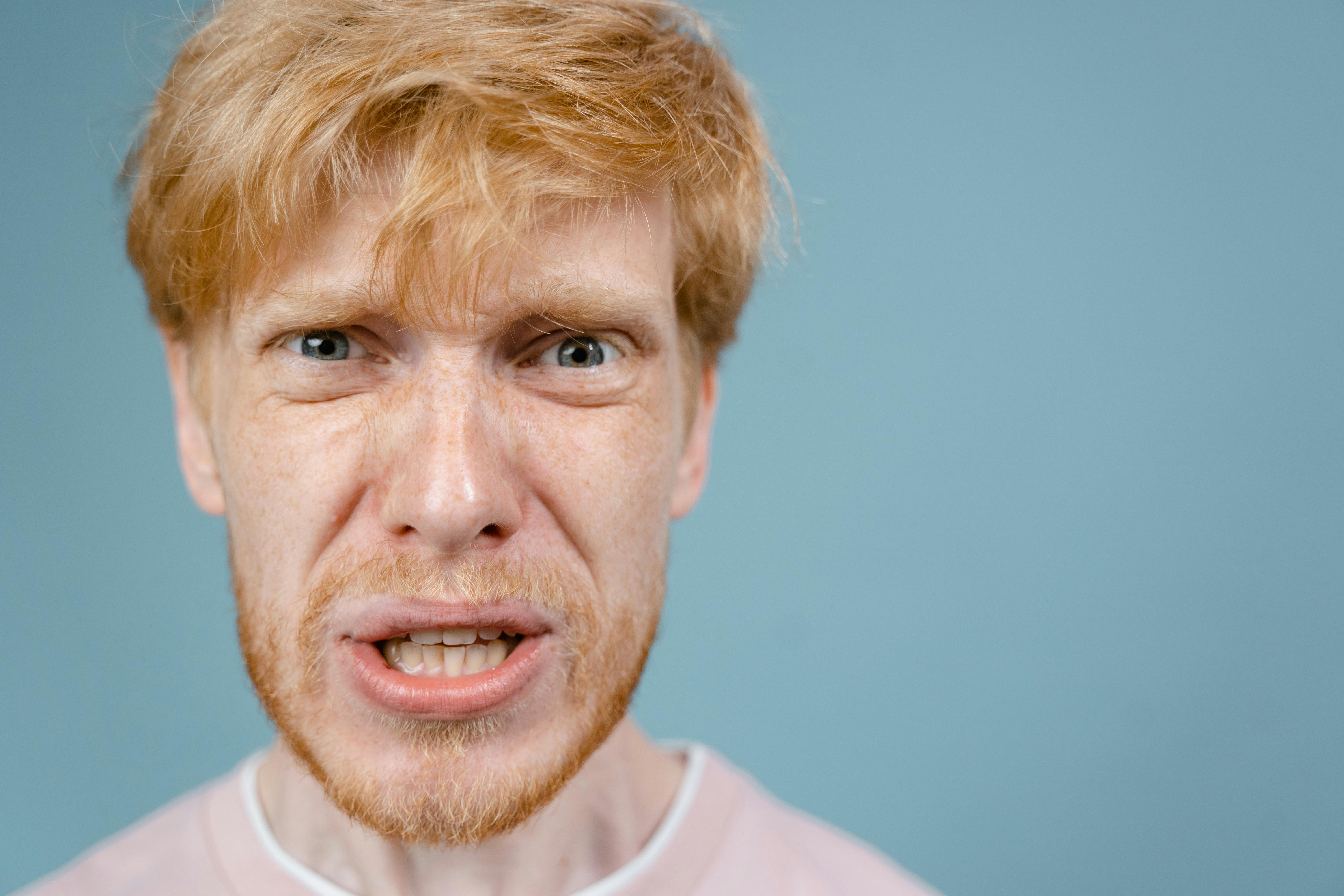 Un homme avec une expression de colère | Source : Pexels