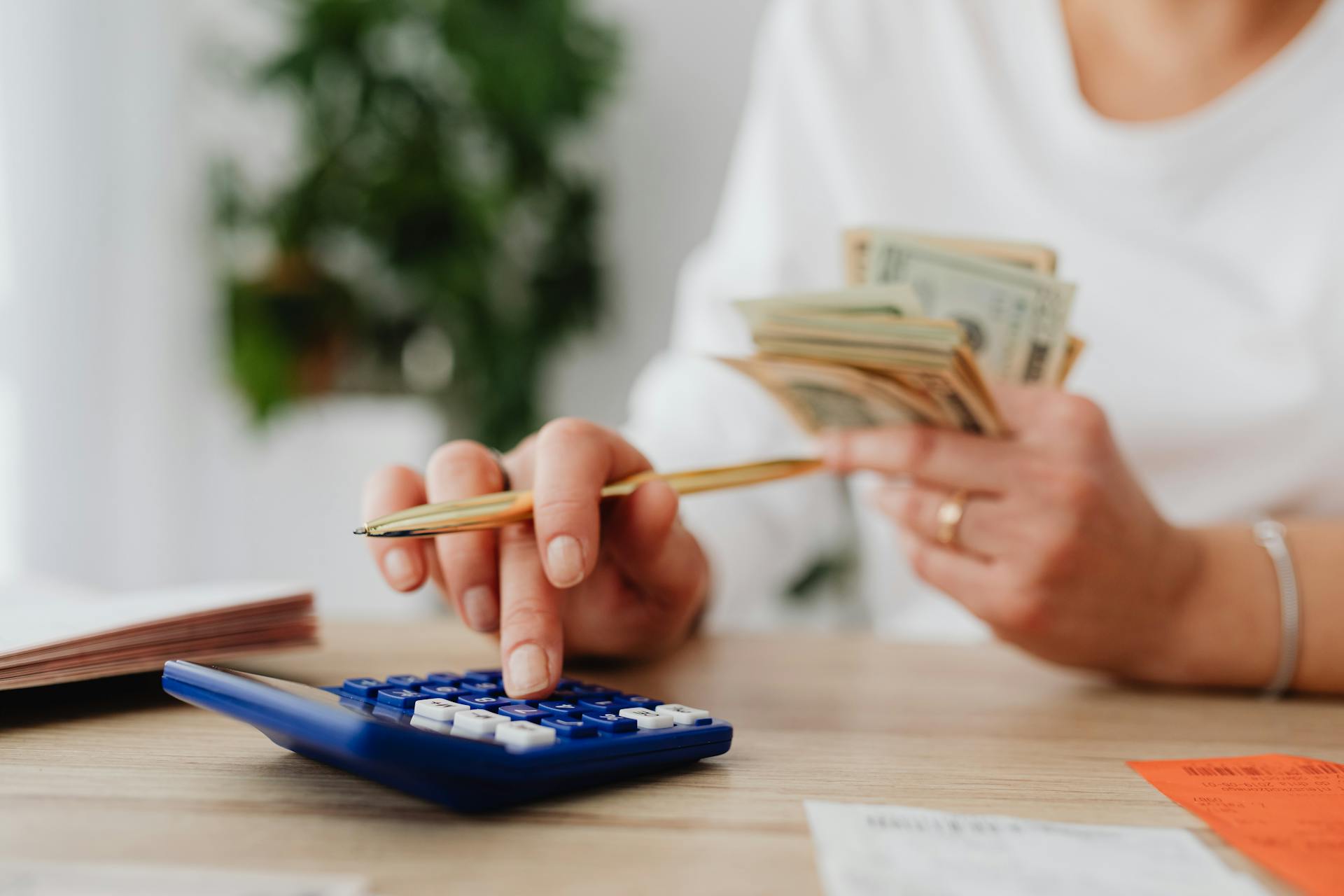 Une femme qui compte de l'argent | Source : Pexels