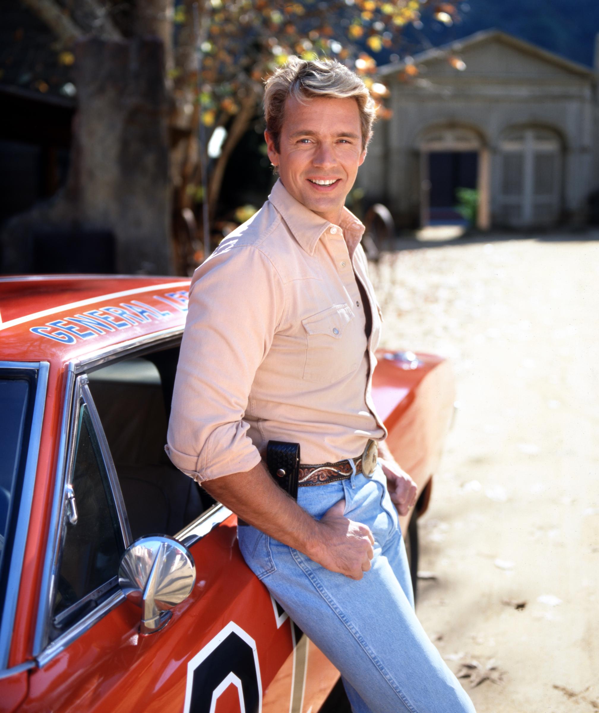 John Schneider sur le plateau de tournage de "Shérif, fais-moi peur" 1997 | Source : Getty Images