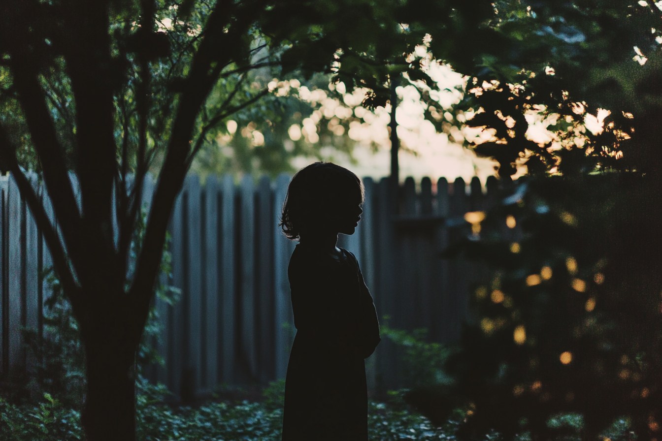 Silhouette d'une jeune fille | Source : Midjourney