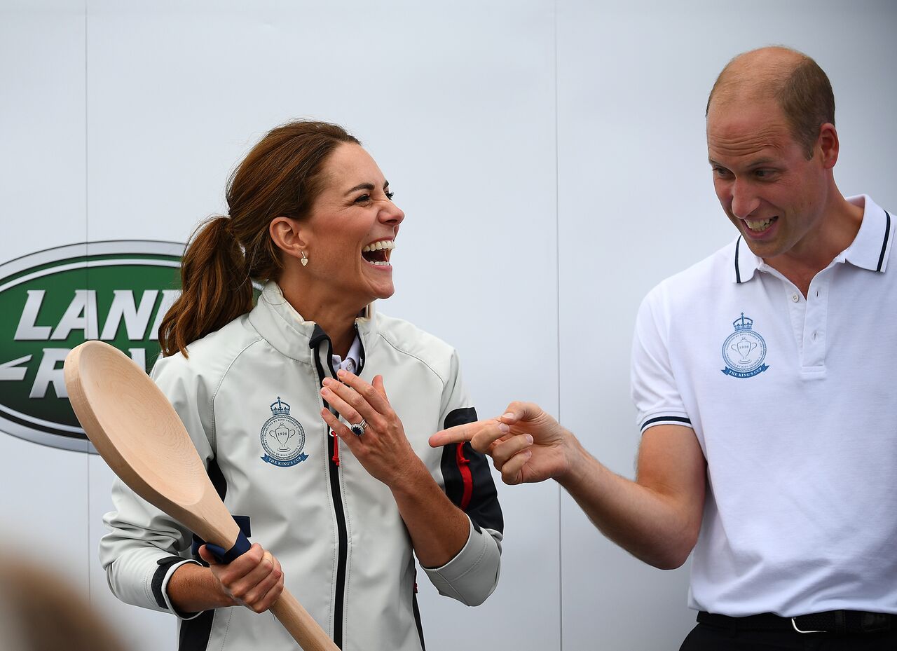  Kate Middleton rit en recevant une grande cuillère en bois pendant la King's Cup Regatta. | Source : Getty Images