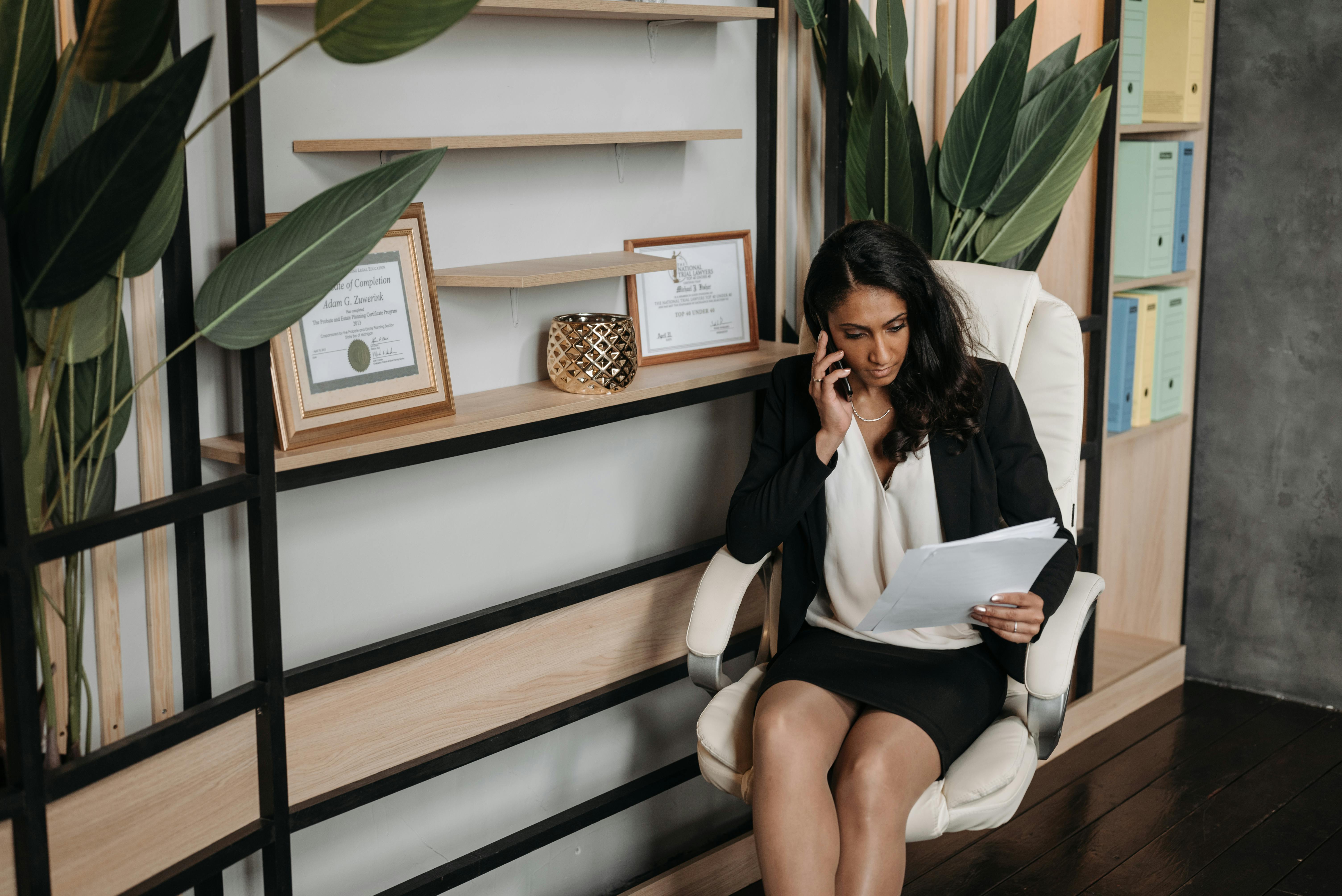 A female lawyer talking on the phone | Source: Pexels