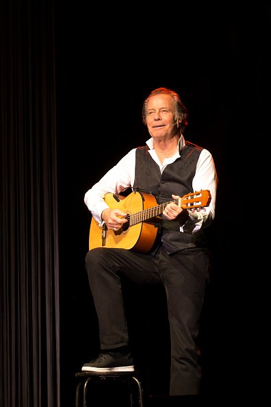 Michel Leeb se produit lors du spectacle "Michel Leeb 40 ans" au Casino de Paris. |Photo : Getty Images