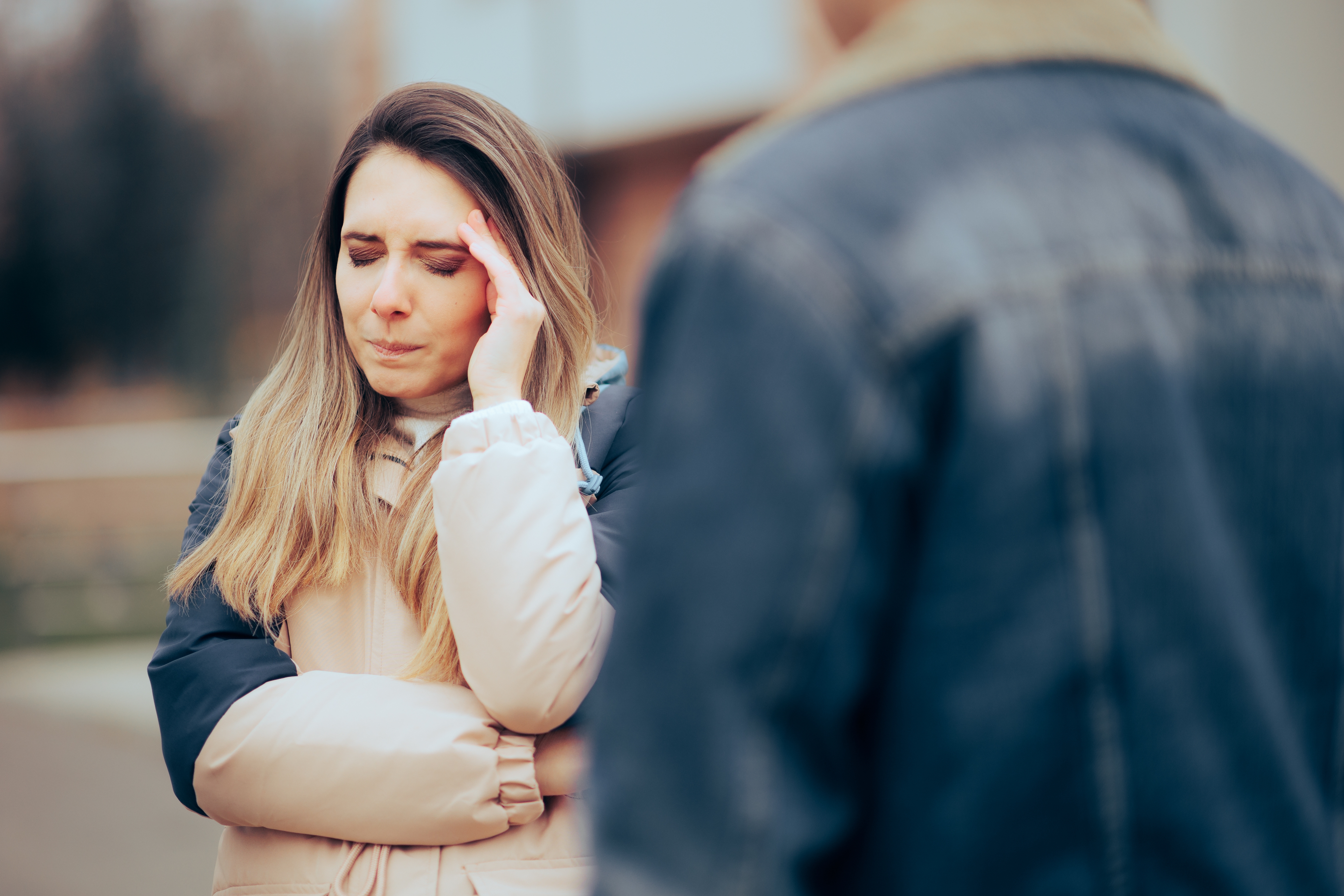 Une femme se disputant intensément avec un homme | Source : Shutterstock