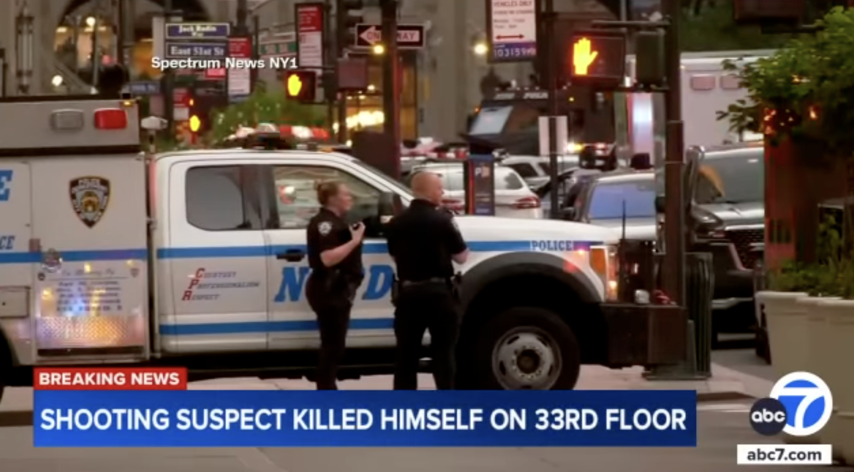 Des agents de la police de New York stationnés devant le 345 Park Avenue à Midtown, Manhattan, le 28 juillet 2025. | Source : YouTube/ABC7