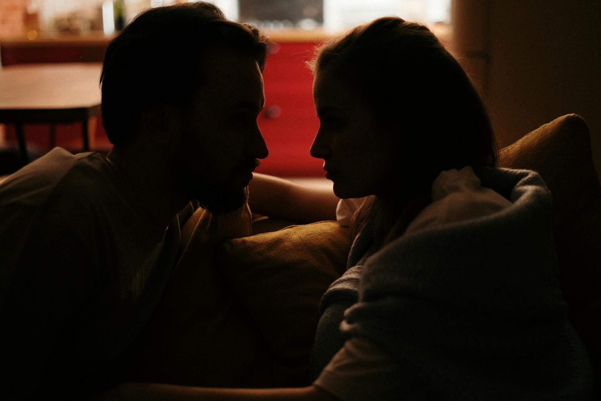 Un couple qui se regarde fixement | Source : Pexels
