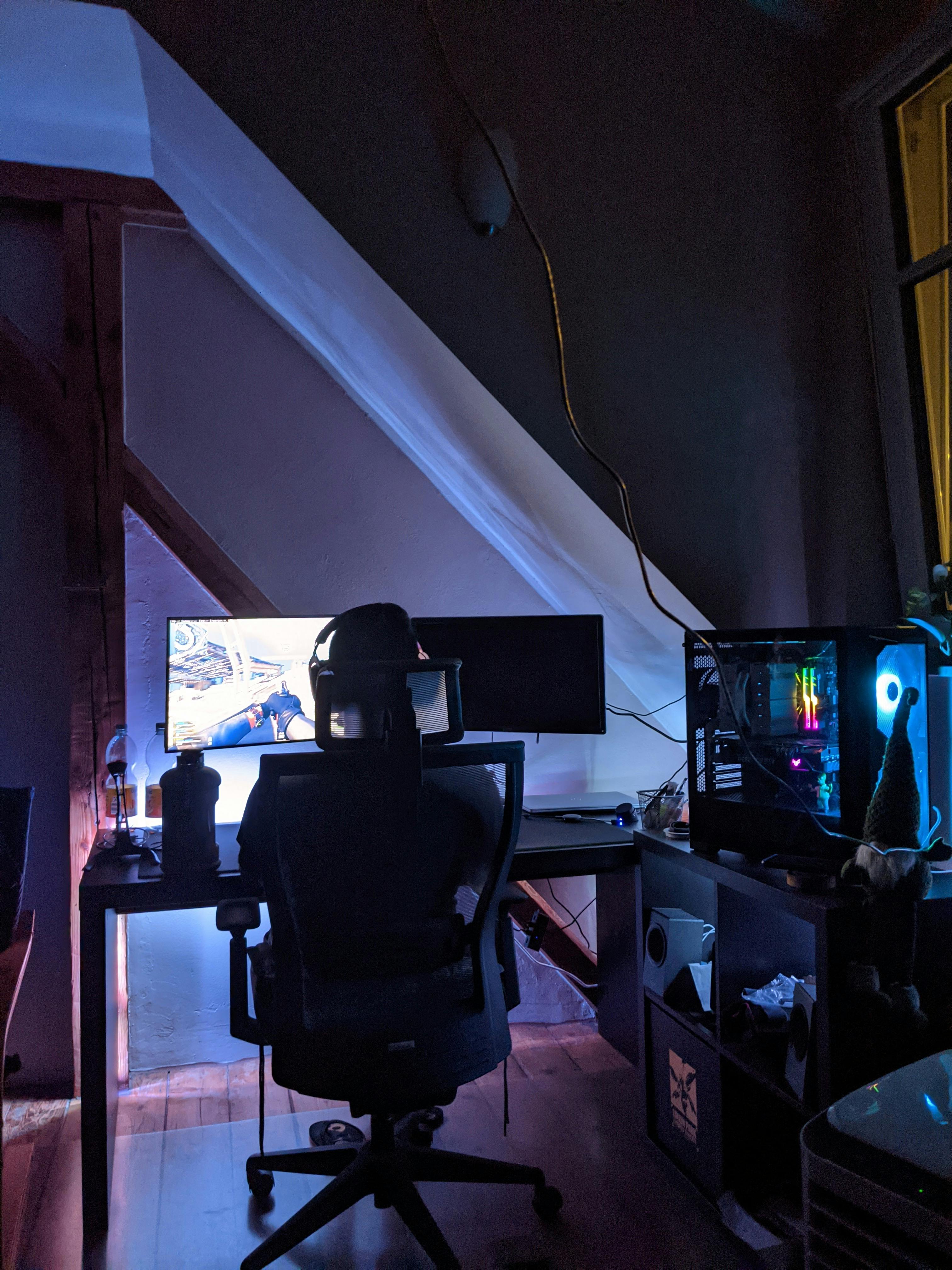 Une personne jouant à un jeu vidéo dans une salle de jeux | Source : Pexels