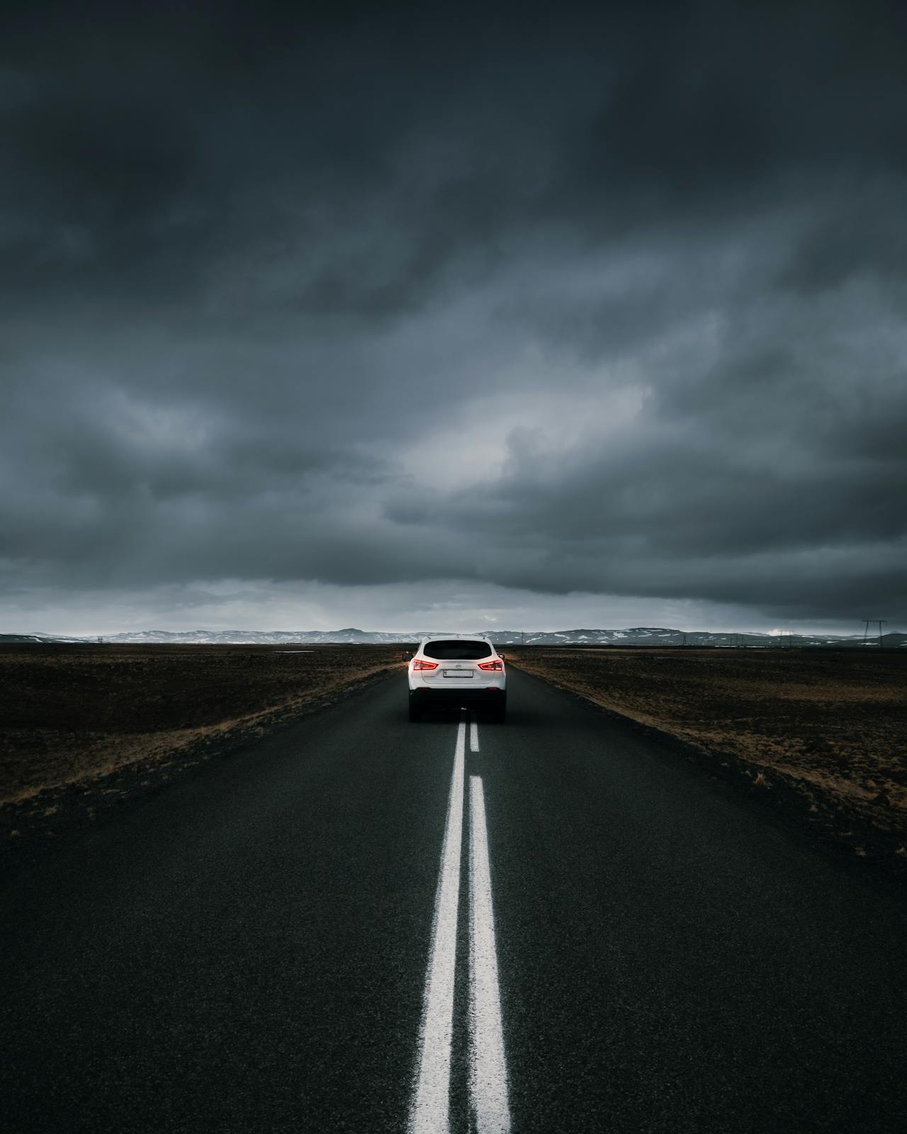 Une voiture blanche sur la route | Source : Pexels