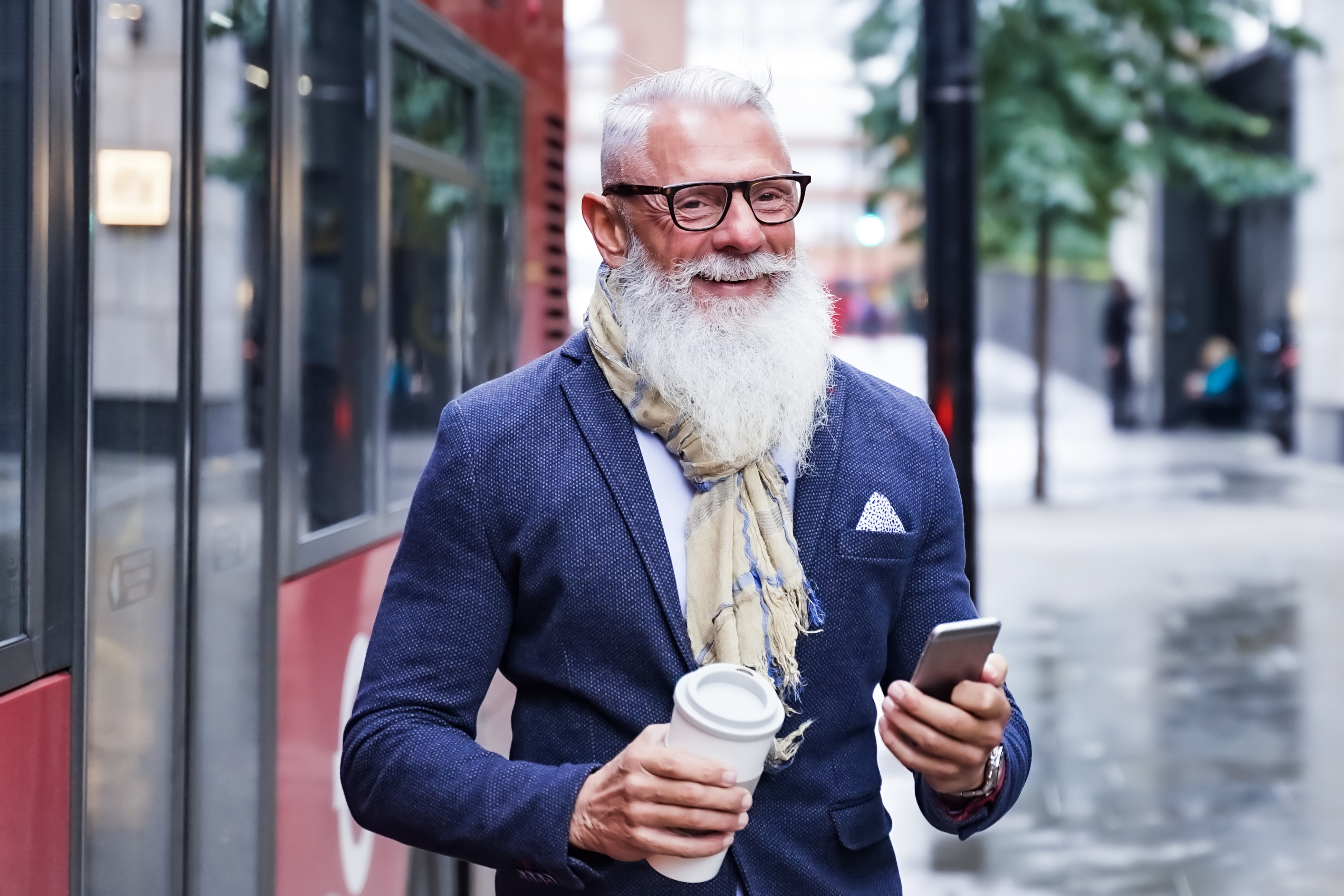 Un homme âgé marchant dans une rue | Source : Shutterstock