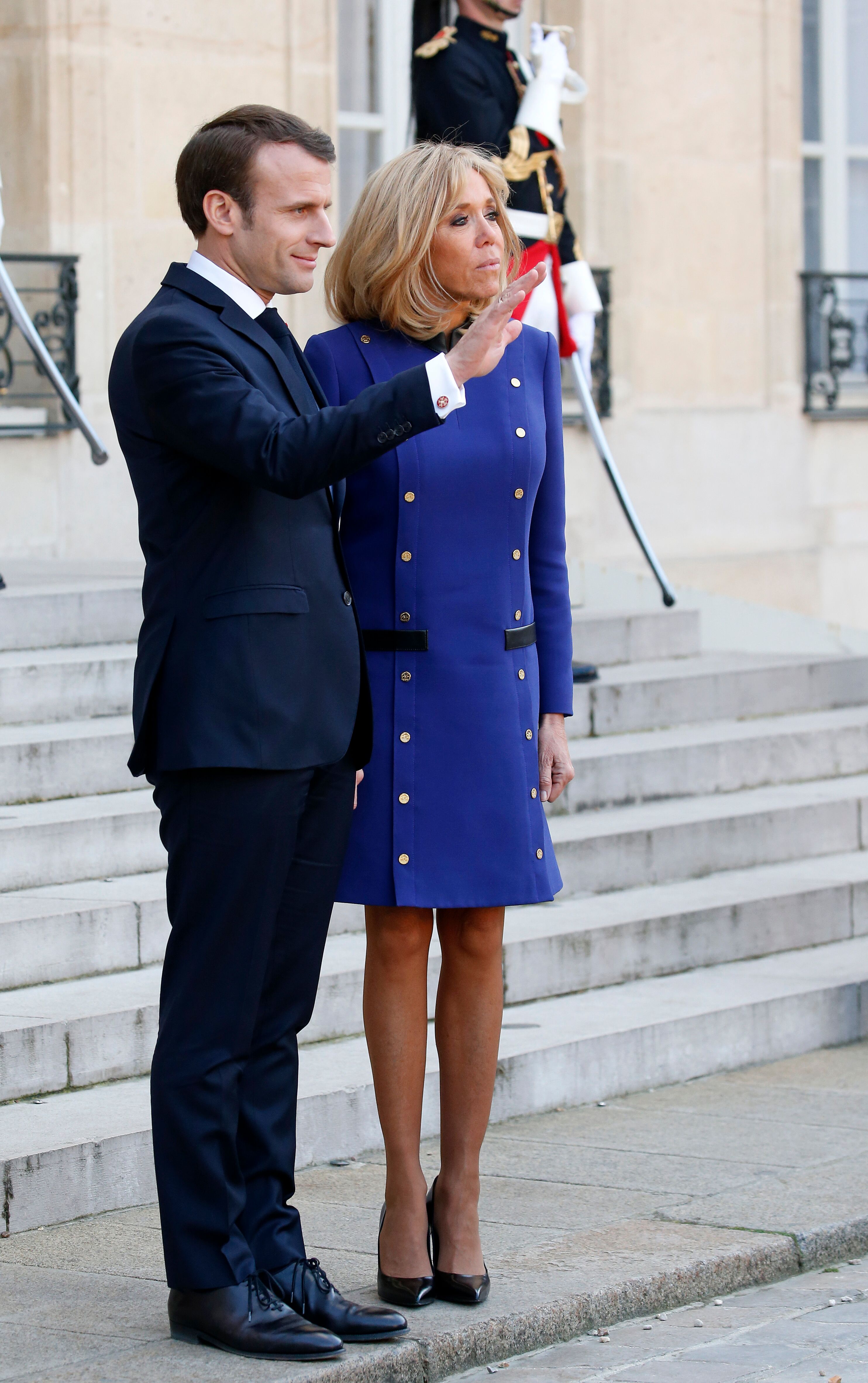 Brigitte et Emmanuel Macron sur les marches de l'Élysée. l Source: Getty Images
