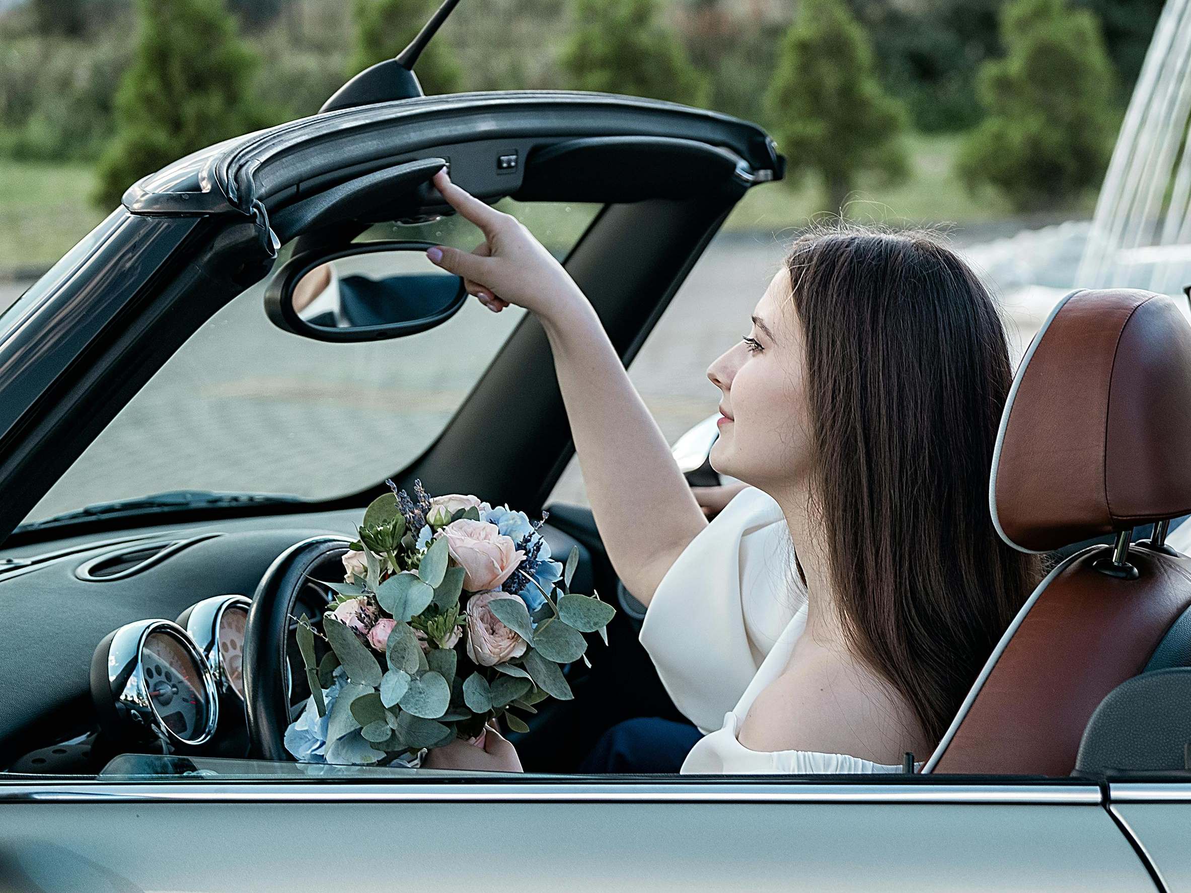 Une mariée qui s'en va en voiture après une cérémonie de mariage | Source : Pexels