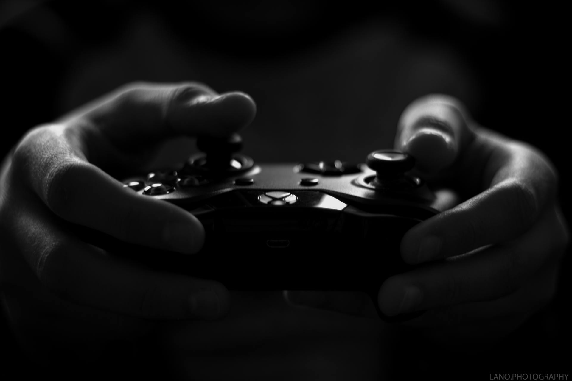 Une personne tenant une manette de jeu | Source : Pexels