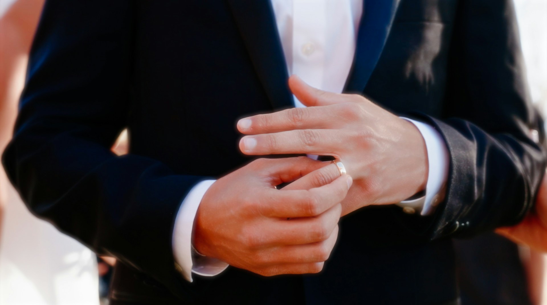 Un homme en train d'enlever sa bague | Source : Unsplash