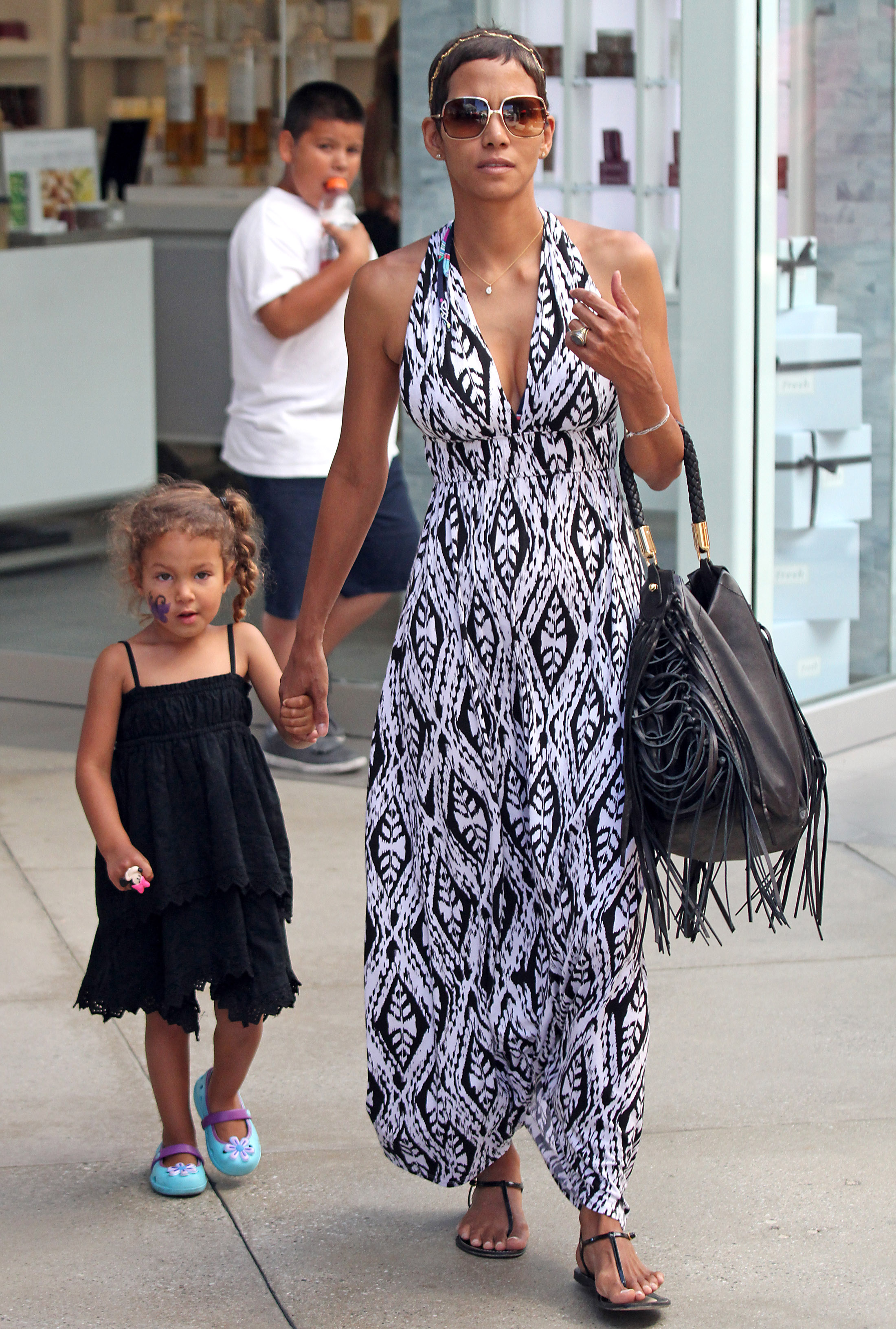 Halle Berry et sa fille Nahla Aubry sont vues en train de faire du shopping le 26 juillet 2011 | Source : Getty Images