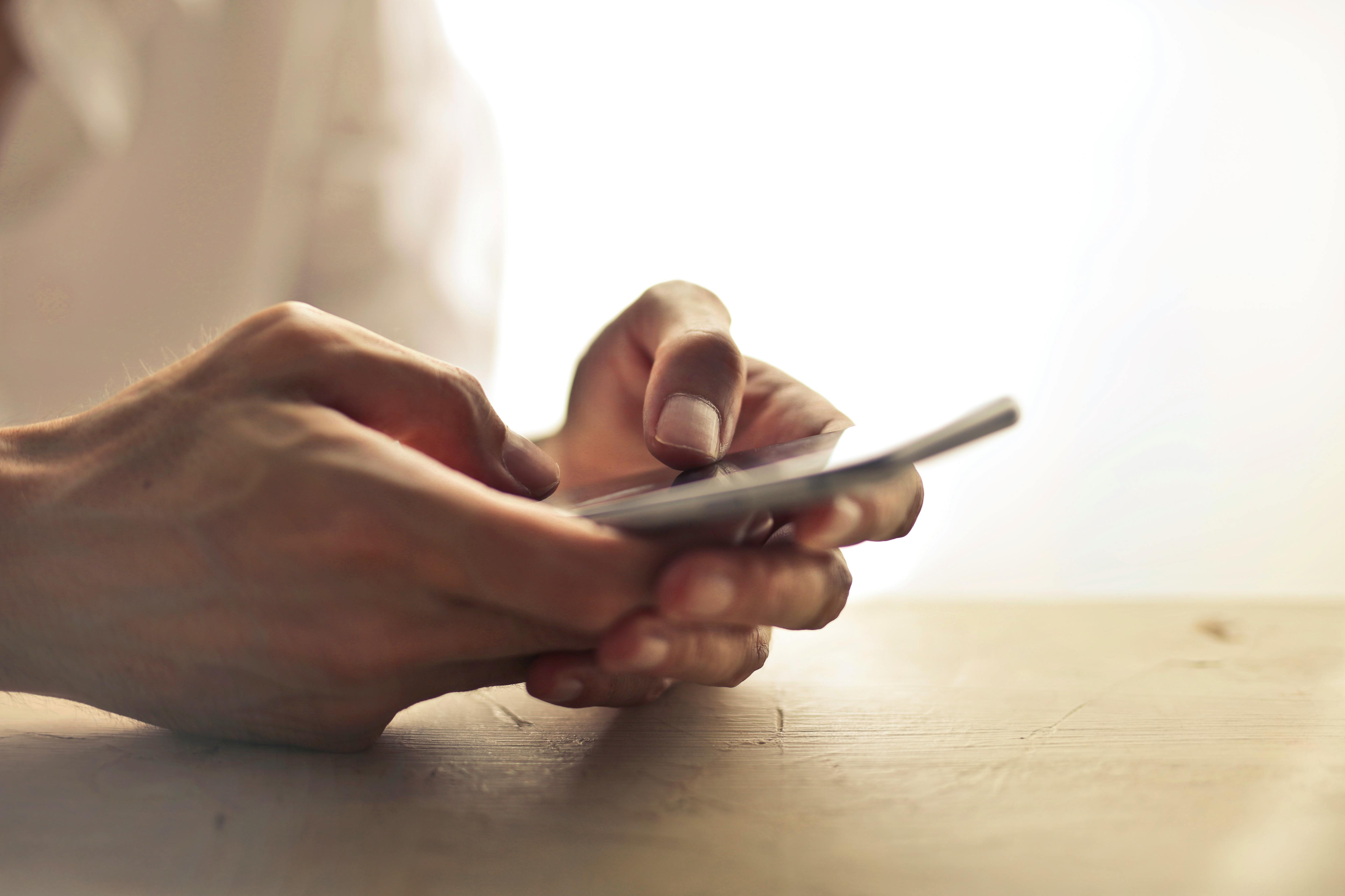 Une femme tenant un téléphone | Source : Pexels