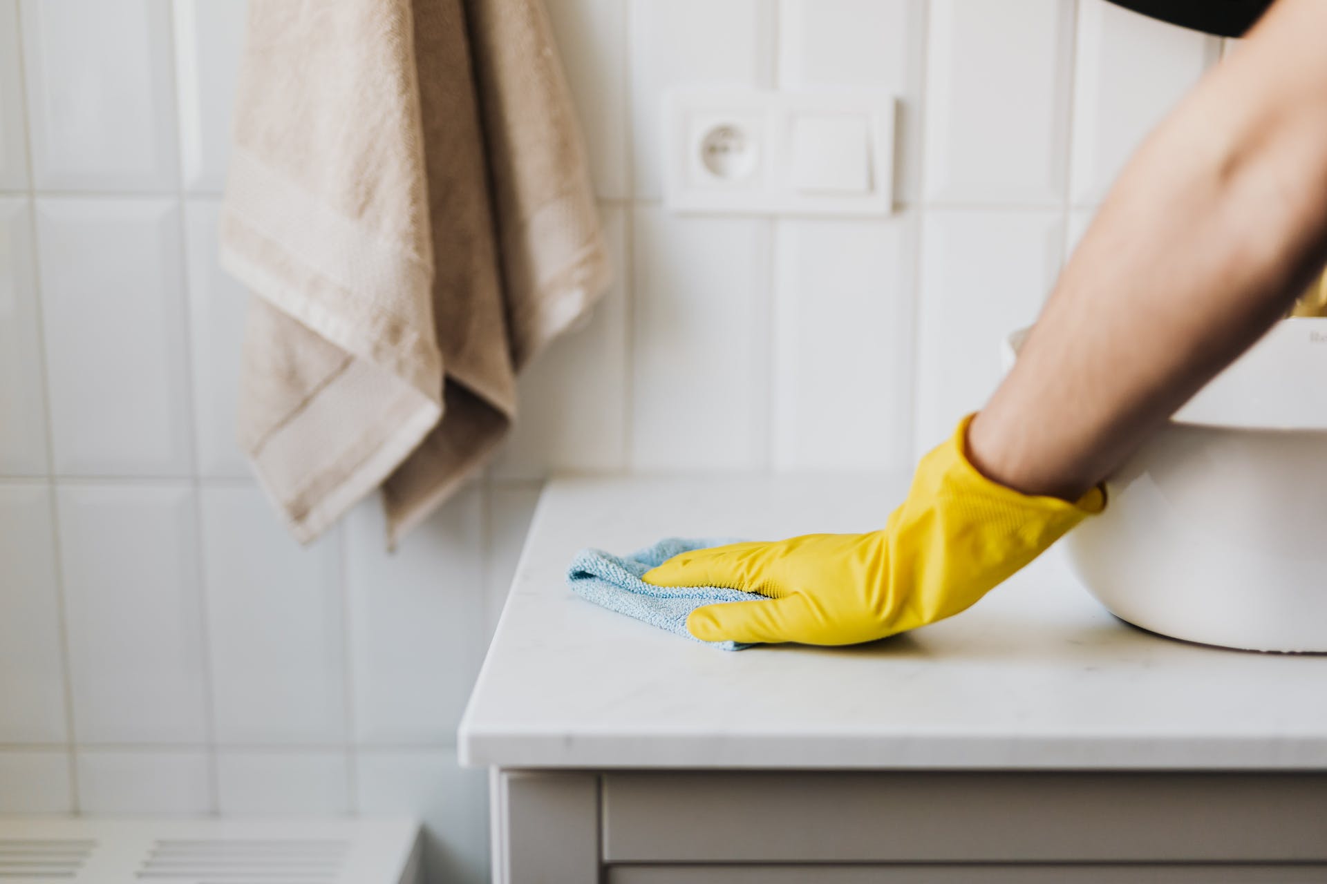 Personne nettoyant la salle de bain | Source : Pexels