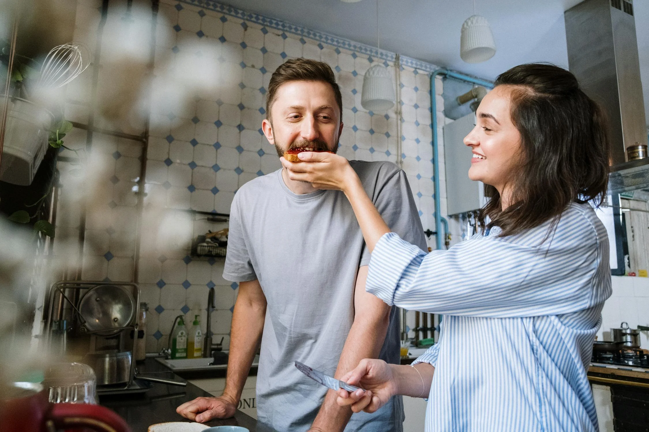 Un couple heureux prenant son petit déjeuner | Source : Pexels