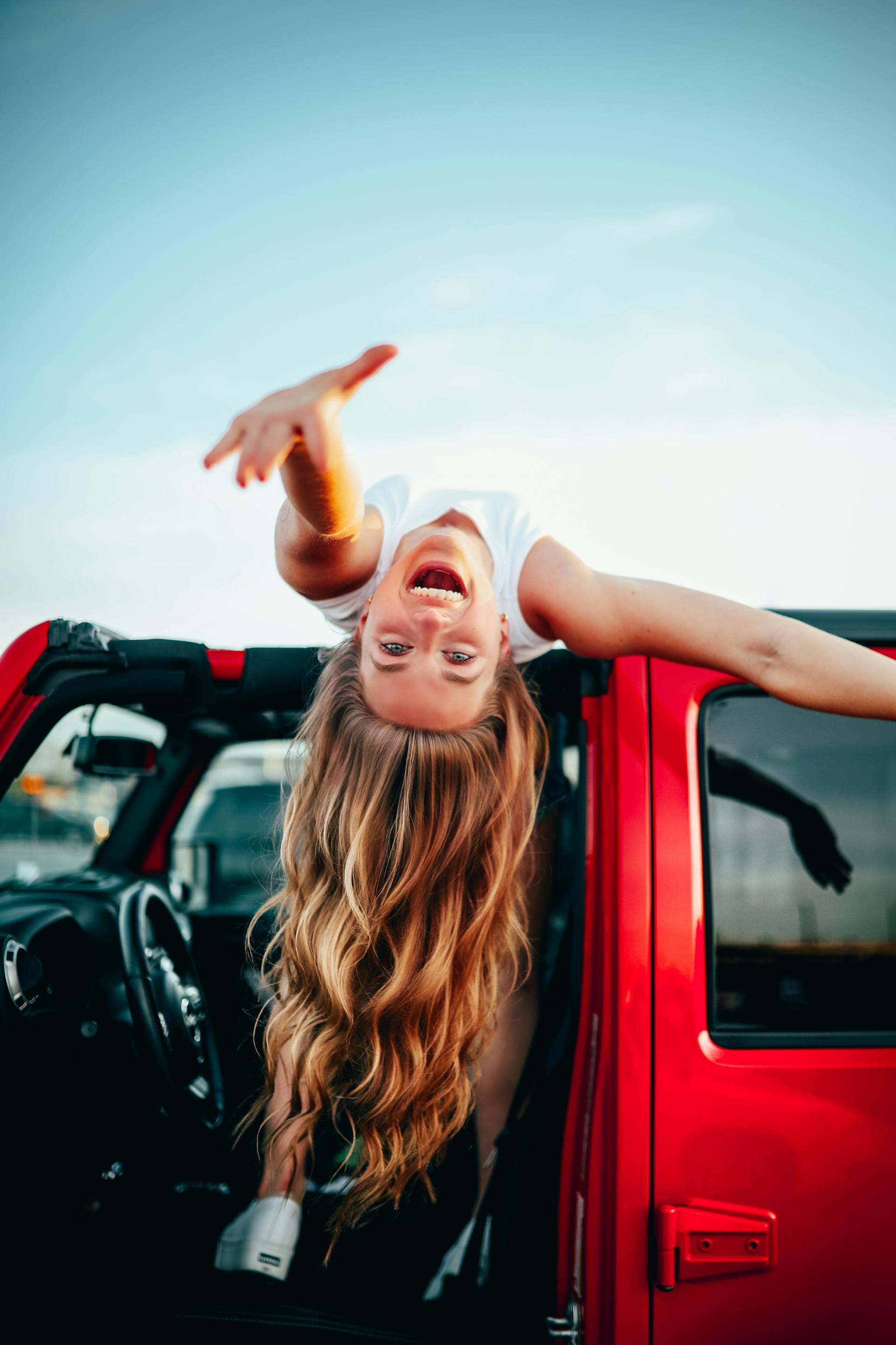 Une fille heureuse dans une voiture | Source : Pexels