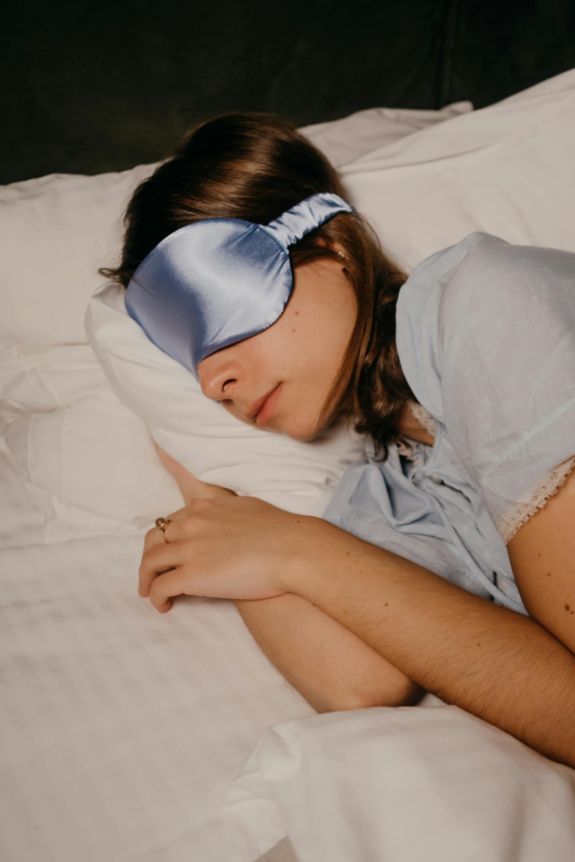 Une femme allongée dans son lit | Source : Pexels