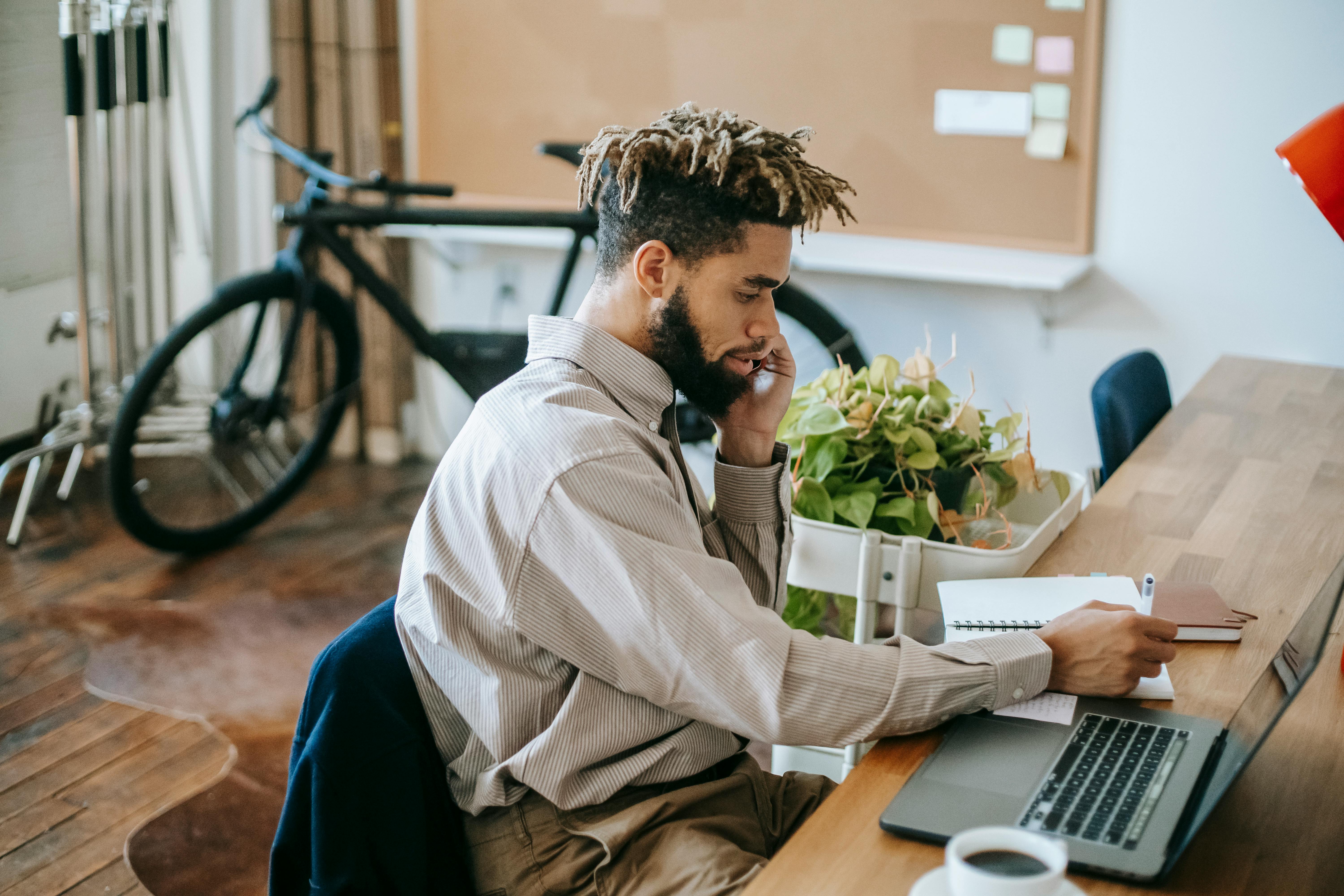 Un homme au travail | Source : Pexels