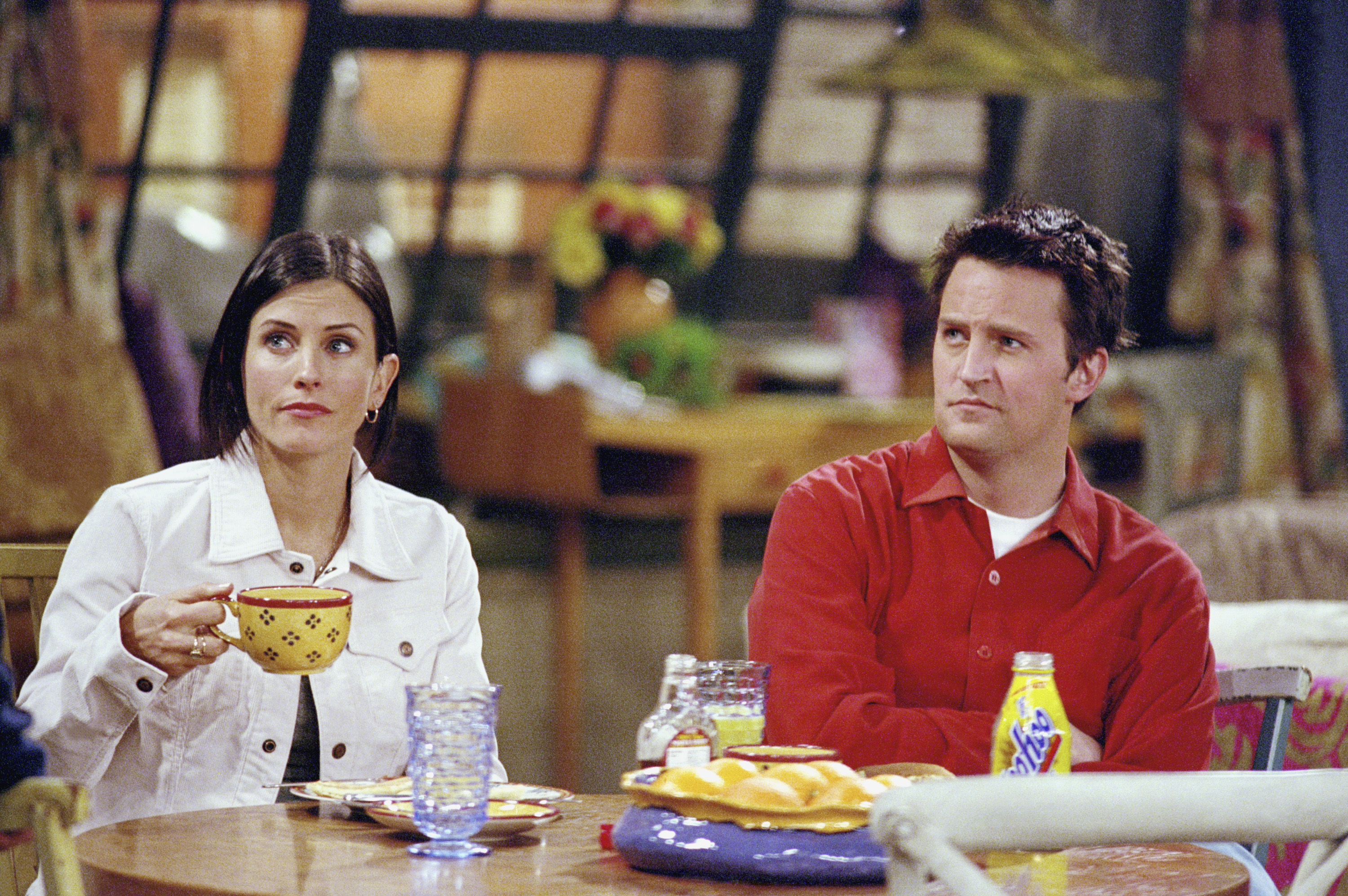 Courteney Cox dans le rôle de Monica Geller-Bing et Matthew Perry dans le rôle de Chandler Bing sur le plateau de "Friends" le 22 février 2001. | Source : Getty Images