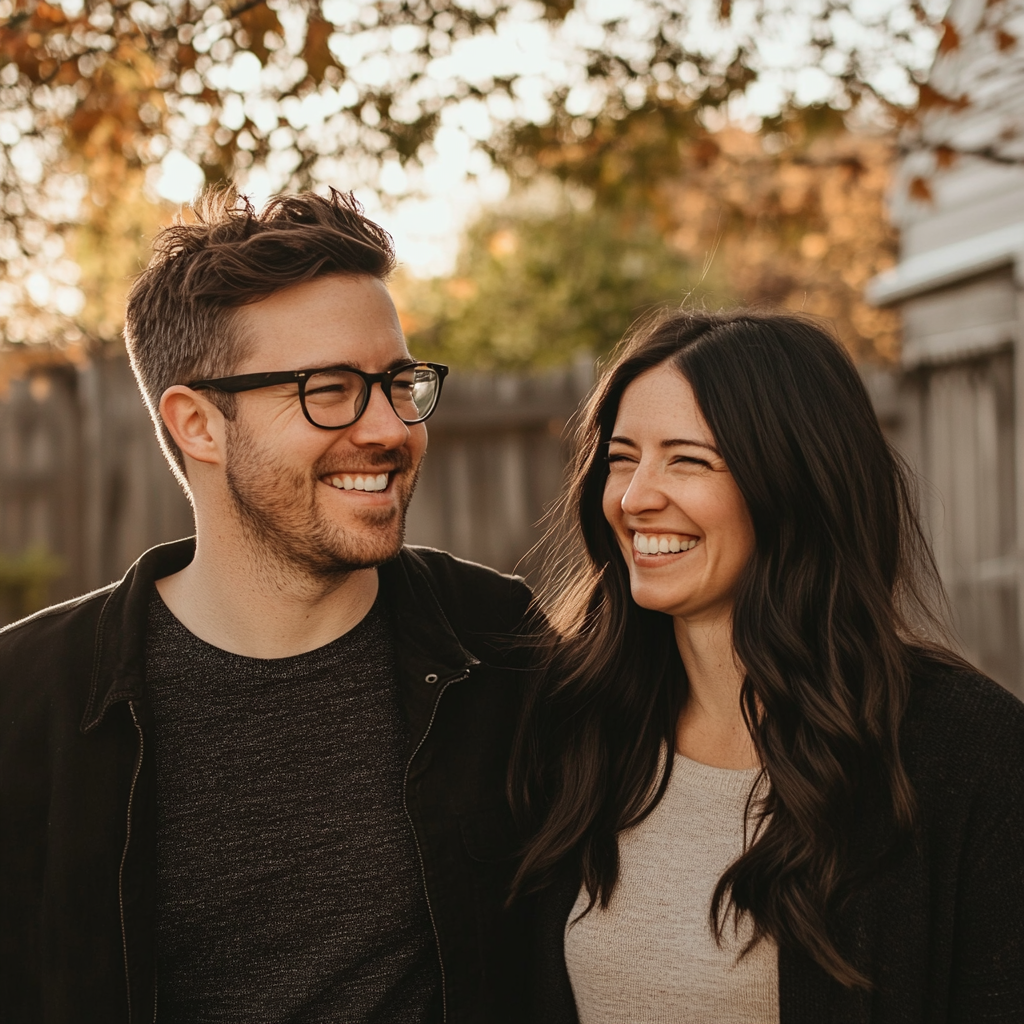 Un couple souriant | Source : Midjourney