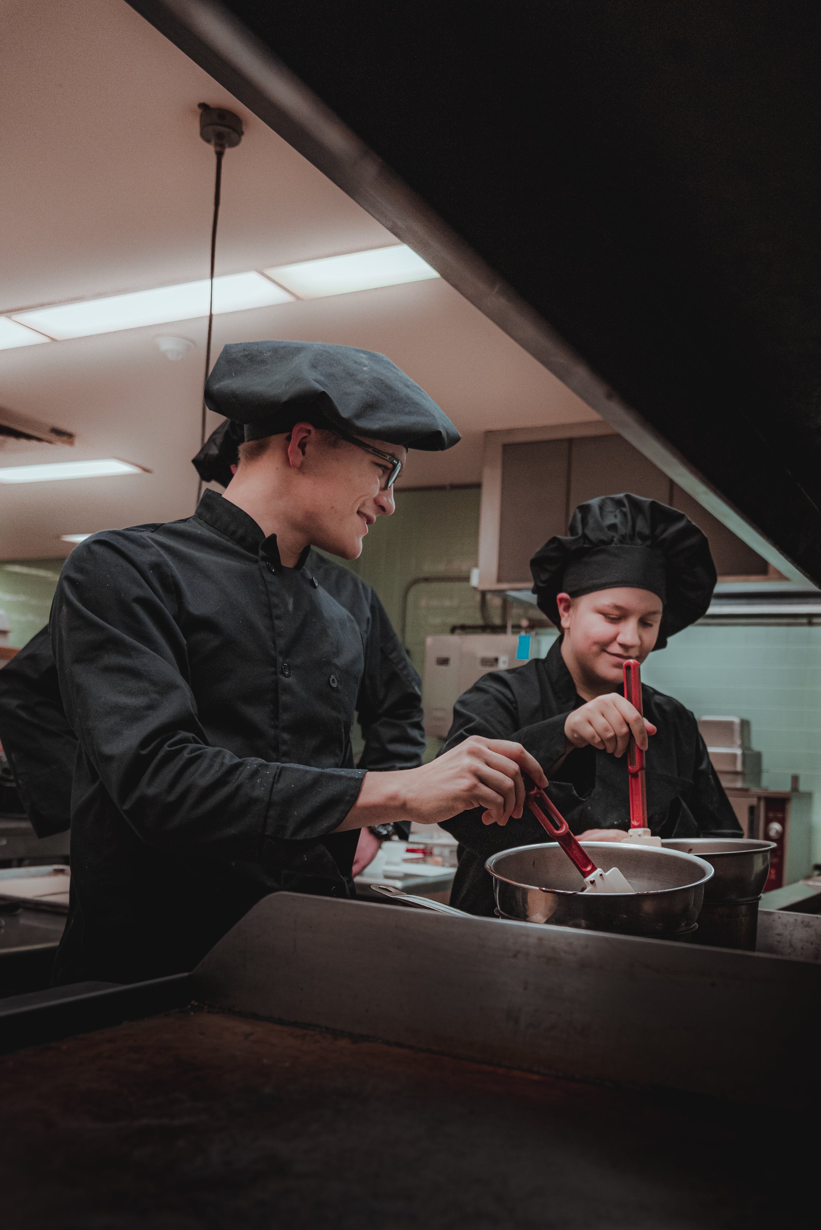Two chefs cooking. | Source: Pexels