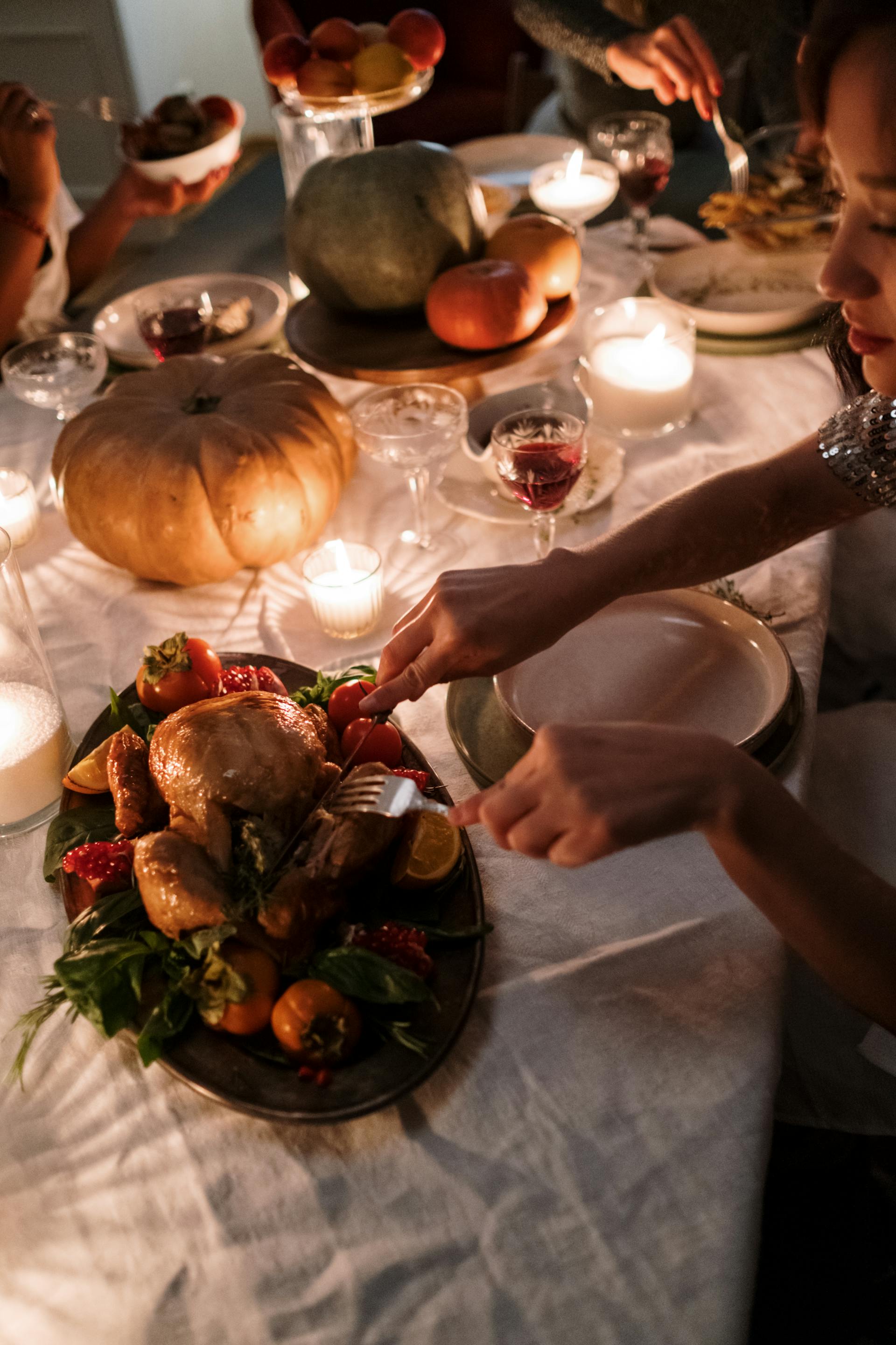 Gros plan sur un dîner familial | Source : Pexels