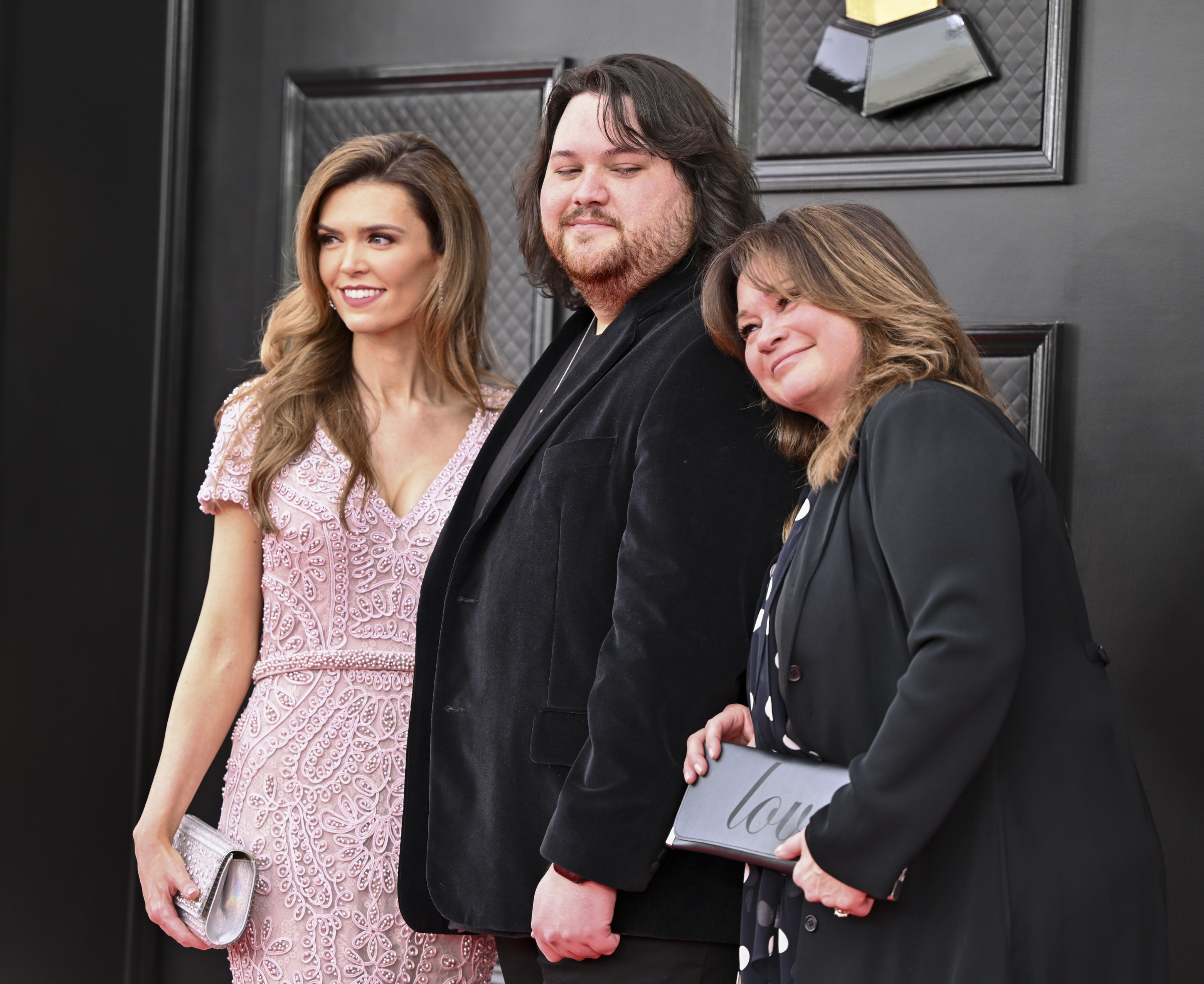 Andraia Allsop, Wolfgang Van Halen et Valerie Bertinelli lors de la 64e cérémonie annuelle des Grammy Awards à Las Vegas, Nevada, le 3 avril 2022 | Source : Getty Images