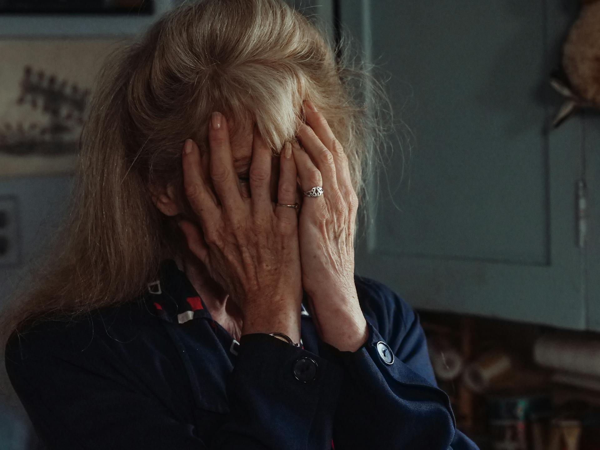 Une femme âgée se couvrant le visage | Source : Pexels