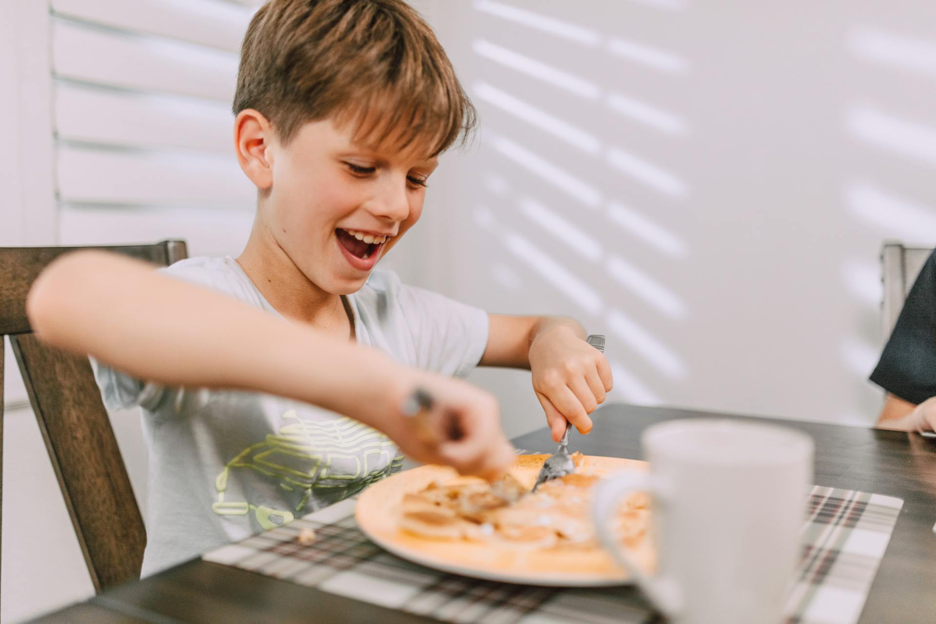 Un garçon qui mange de la nourriture | Source : Pexels