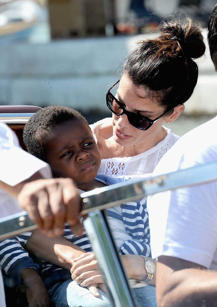 Sandra Bullock et son fils Louis Bardo Bullock lors du 70e Festival international du film de Venise, 2013 | Photo : Getty Images