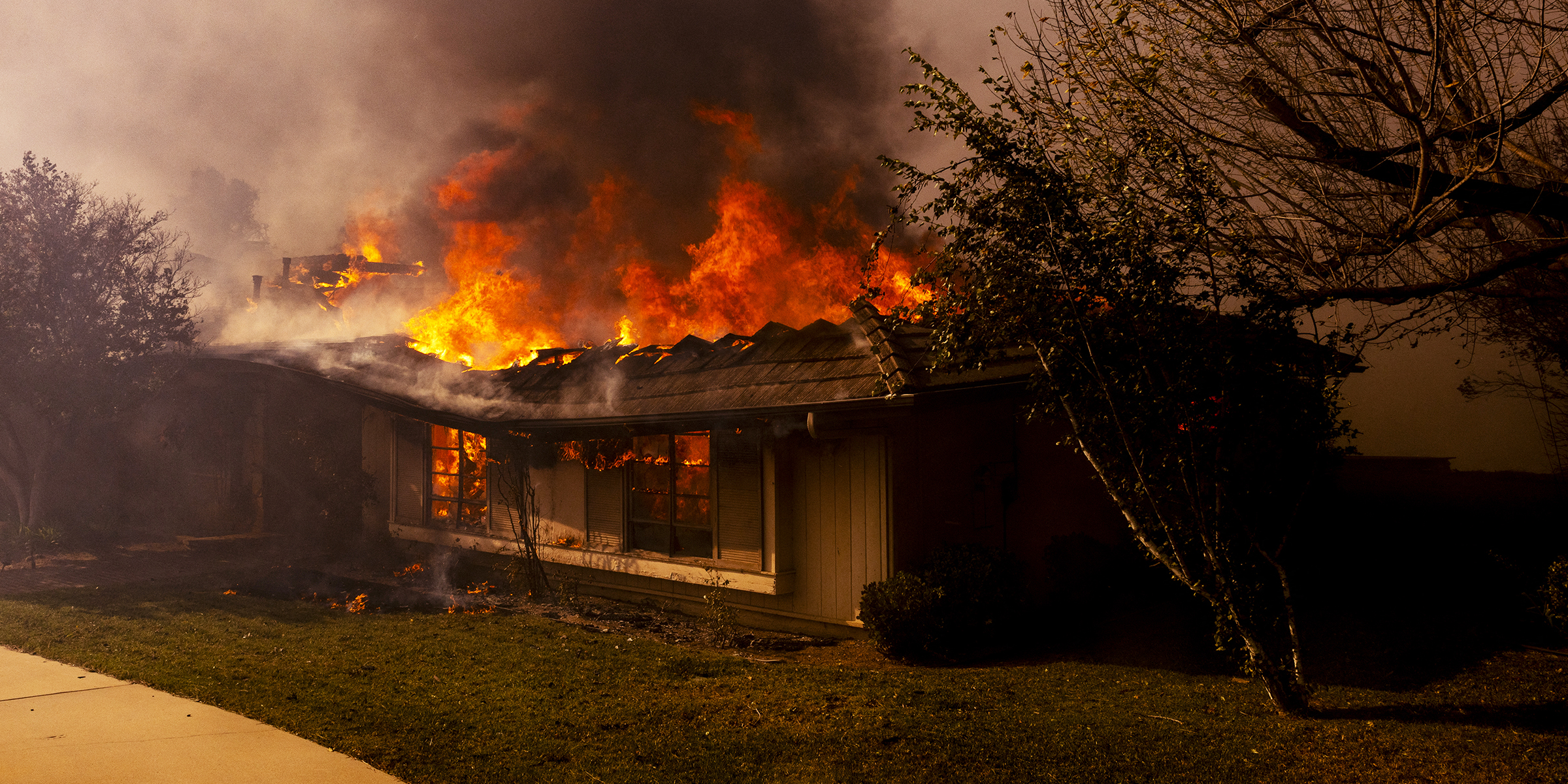 Les flammes engloutissent une maison | Source : Getty Images