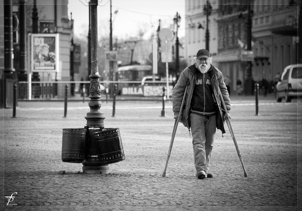Un vieil homme sur la route. | Photo : Pixabay
