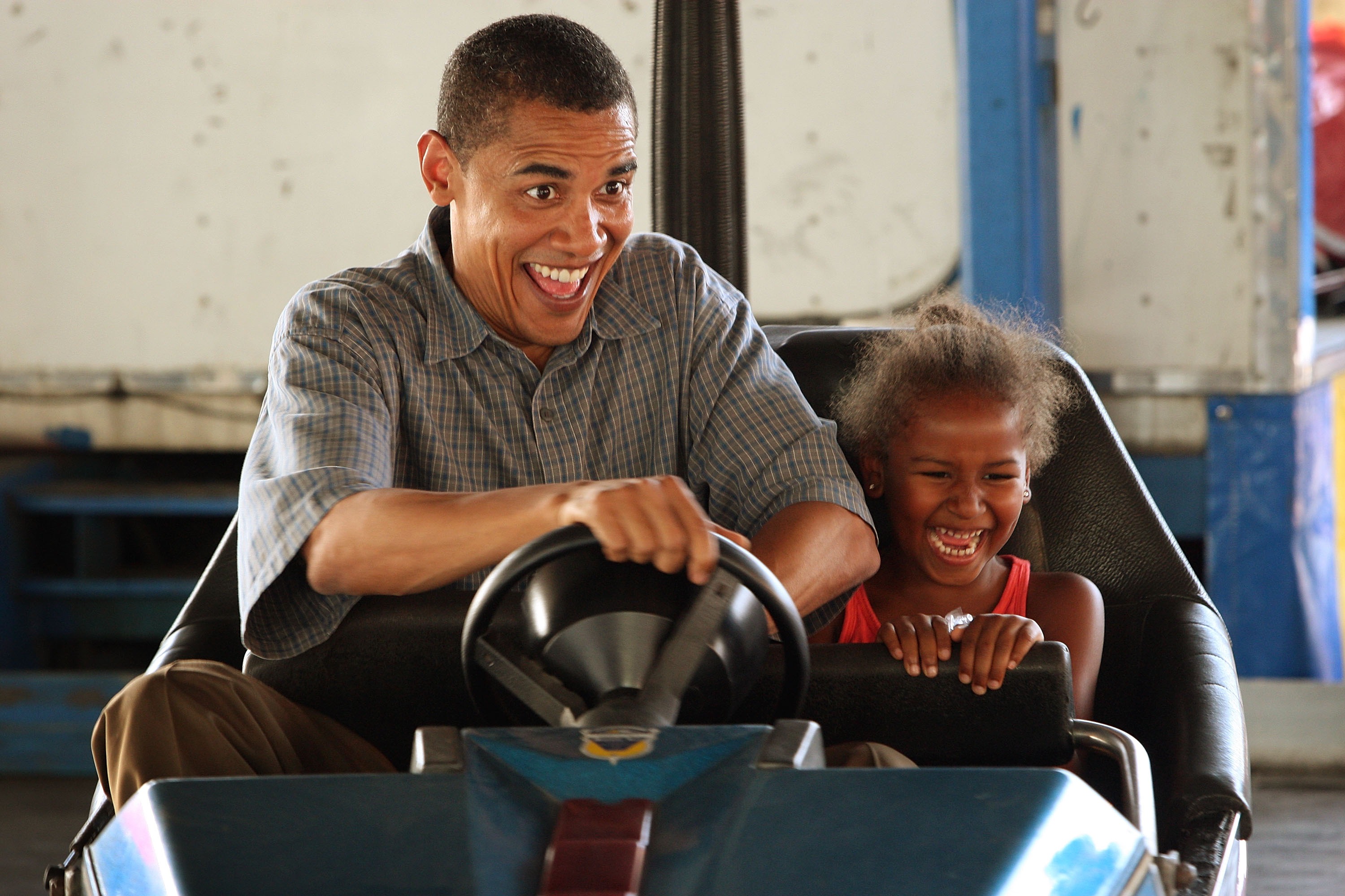 Sasha Obama lors d'une foire avec Barack Obama à Des Moines, dans l'Iowa, le 16 août 2007. | Source : Getty Images