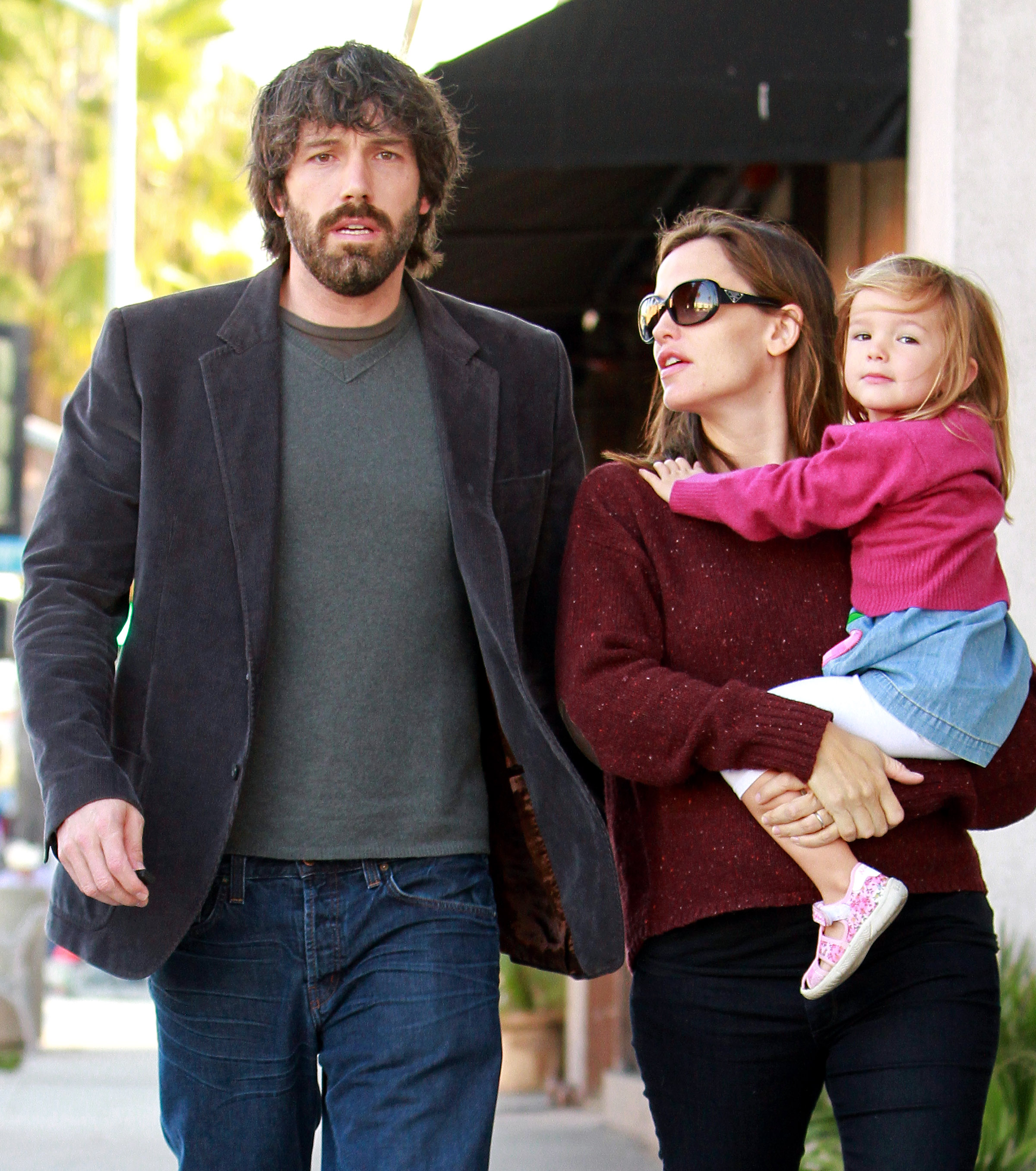 Ben Affleck et Jennifer Garner portent Seraphina Rose alors qu'ils se promènent à Santa Monica le 26 octobre 2011, à Los Angeles, en Californie. | Source : Getty Images