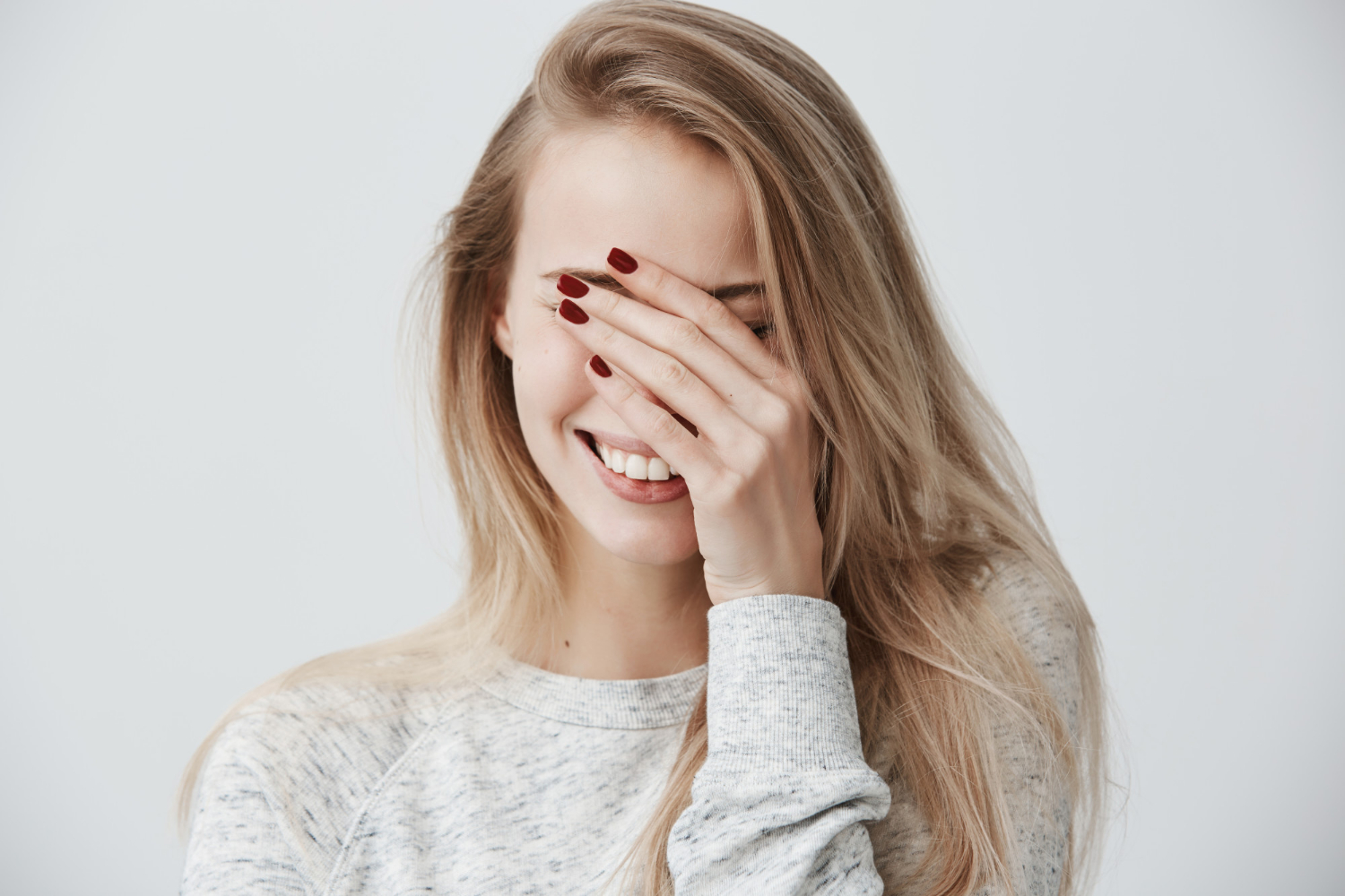 Une femme timide et ravie | Source : Freepik