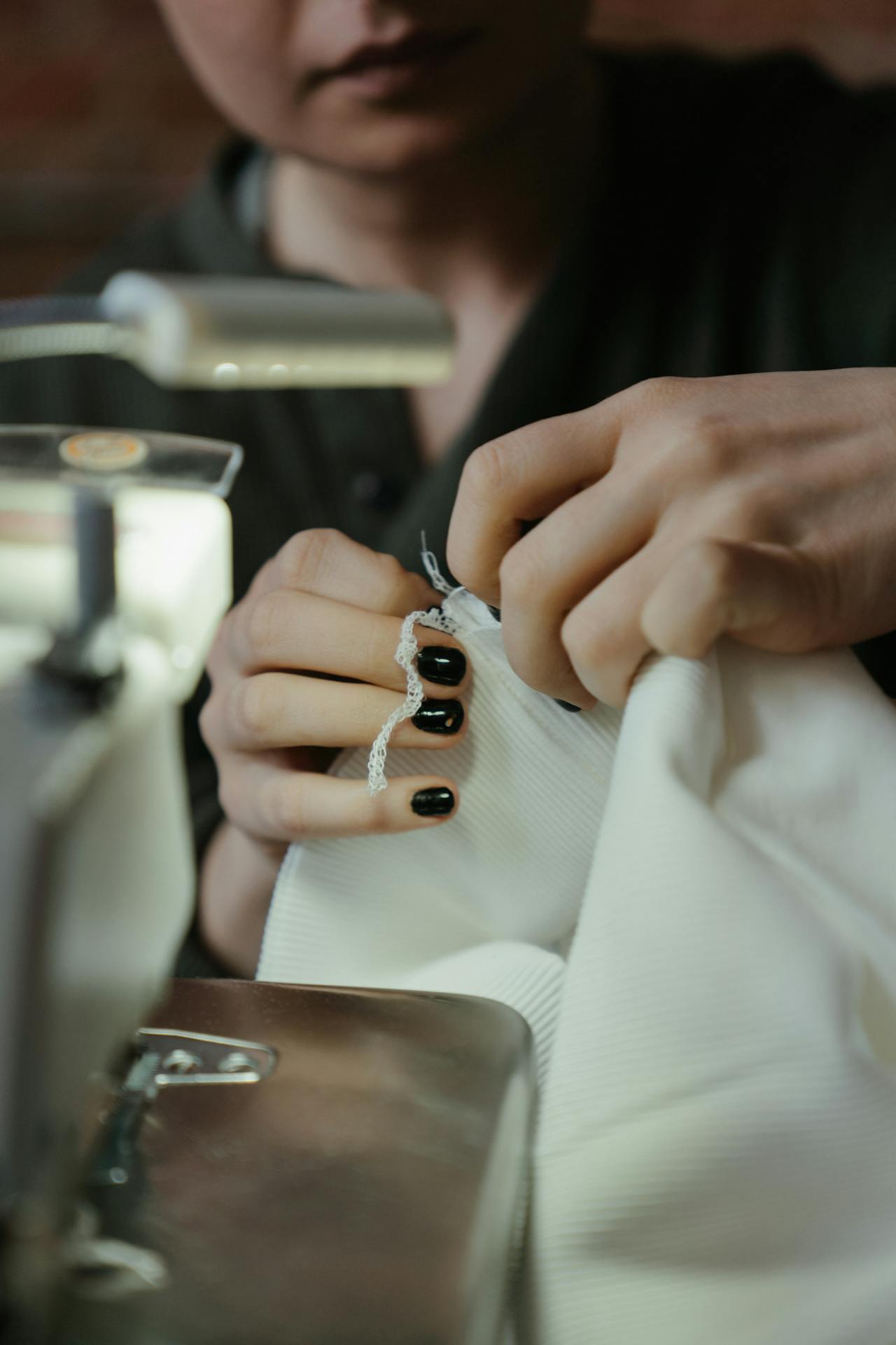 Une femme en train de coudre une robe | Source : Pexels